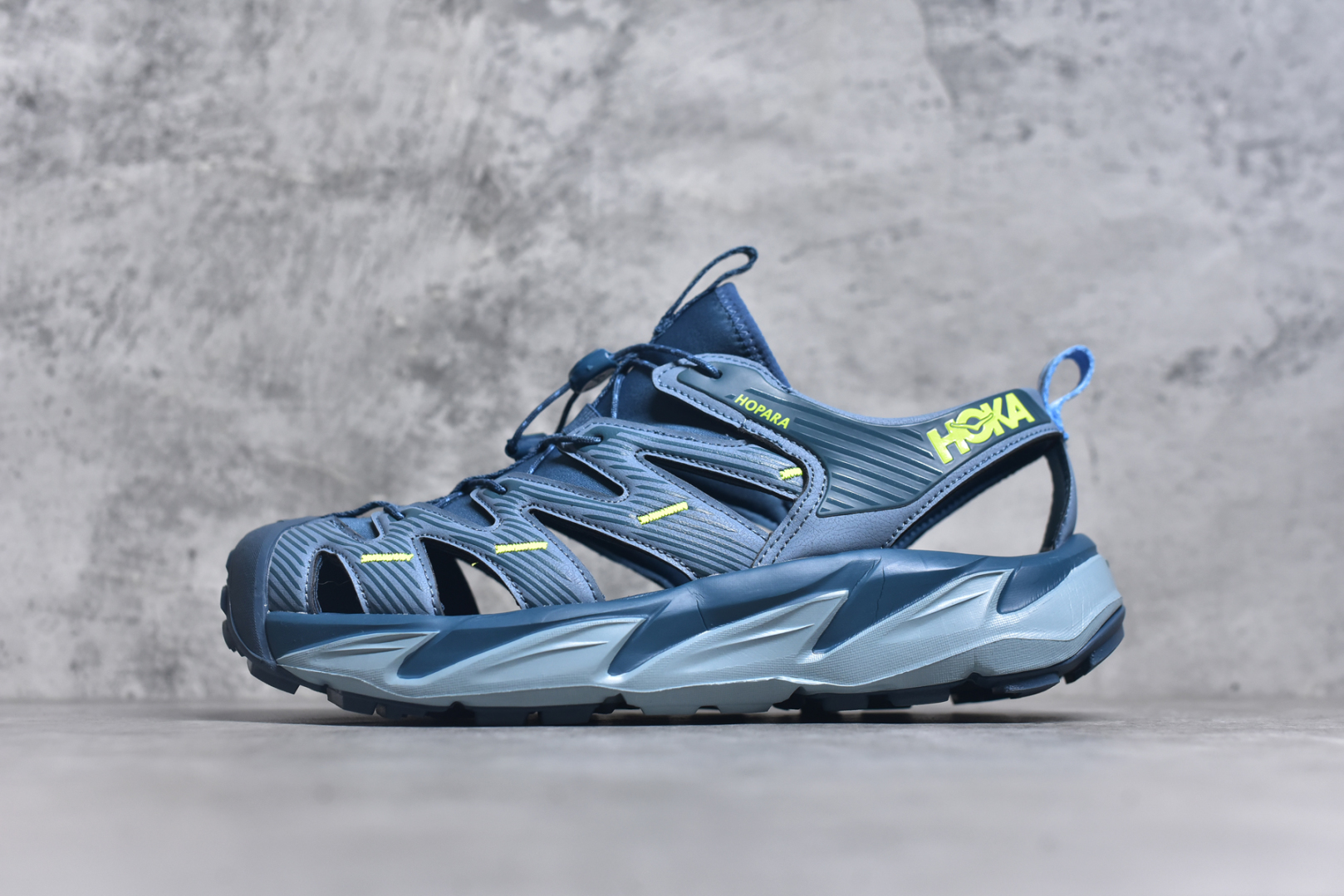 #HOKA One One Hopara Sandals 霍帕拉系列水路两用溯溪涉水休闲户外露营凉鞋 作为先锋品牌的 HOKA ONE ONE总是以独特的方式 HOPA RA是一款溯溪鞋 又名排水鞋 可长期用于涉水和溯溪 保护脚底和脚趾的安全和舒适 鞋面材料速干 透气 耐磨 鞋底防滑 耐磨 抓地能力强 出于安全考虑 设计要求较高 涉水溯溪过程中 水 泥沙 可以直接从鞋内大孔排出 细纹鞋底使在岩石上抓地能力强 避免打滑 而上路后 鞋面具有快干透气等优点 尺码：36 36.5 37.5 38 39 40 40.5 41 42 42.5 43 44 45-选品中心