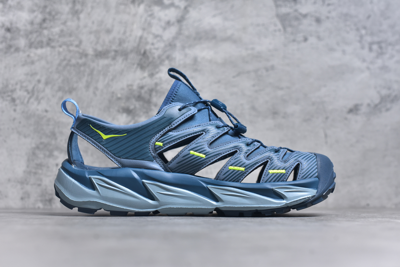 图片[3]-#HOKA One One Hopara Sandals 霍帕拉系列水路两用溯溪涉水休闲户外露营凉鞋 作为先锋品牌的 HOKA ONE ONE总是以独特的方式 HOPA RA是一款溯溪鞋 又名排水鞋 可长期用于涉水和溯溪 保护脚底和脚趾的安全和舒适 鞋面材料速干 透气 耐磨 鞋底防滑 耐磨 抓地能力强 出于安全考虑 设计要求较高 涉水溯溪过程中 水 泥沙 可以直接从鞋内大孔排出 细纹鞋底使在岩石上抓地能力强 避免打滑 而上路后 鞋面具有快干透气等优点 尺码：36 36.5 37.5 38 39 40 40.5 41 42 42.5 43 44 45-选品中心
