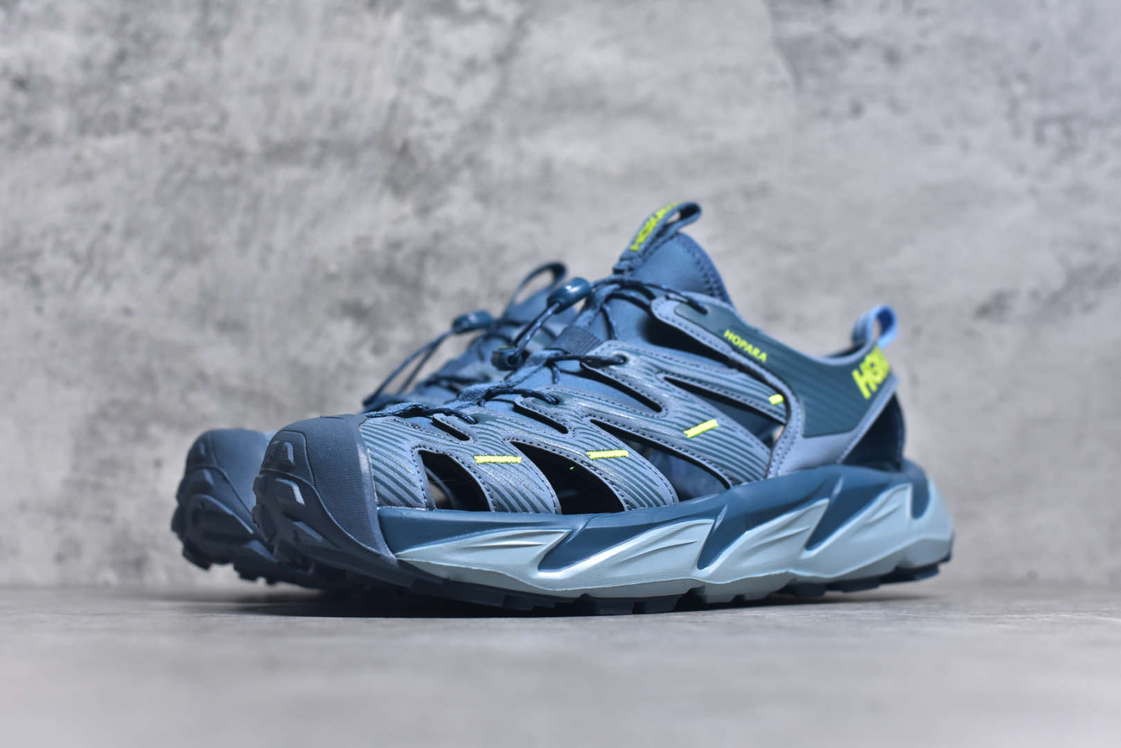 图片[2]-#HOKA One One Hopara Sandals 霍帕拉系列水路两用溯溪涉水休闲户外露营凉鞋 作为先锋品牌的 HOKA ONE ONE总是以独特的方式 HOPA RA是一款溯溪鞋 又名排水鞋 可长期用于涉水和溯溪 保护脚底和脚趾的安全和舒适 鞋面材料速干 透气 耐磨 鞋底防滑 耐磨 抓地能力强 出于安全考虑 设计要求较高 涉水溯溪过程中 水 泥沙 可以直接从鞋内大孔排出 细纹鞋底使在岩石上抓地能力强 避免打滑 而上路后 鞋面具有快干透气等优点 尺码：36 36.5 37.5 38 39 40 40.5 41 42 42.5 43 44 45-选品中心