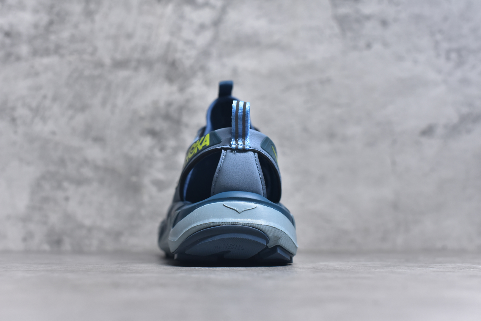 图片[5]-#HOKA One One Hopara Sandals 霍帕拉系列水路两用溯溪涉水休闲户外露营凉鞋 作为先锋品牌的 HOKA ONE ONE总是以独特的方式 HOPA RA是一款溯溪鞋 又名排水鞋 可长期用于涉水和溯溪 保护脚底和脚趾的安全和舒适 鞋面材料速干 透气 耐磨 鞋底防滑 耐磨 抓地能力强 出于安全考虑 设计要求较高 涉水溯溪过程中 水 泥沙 可以直接从鞋内大孔排出 细纹鞋底使在岩石上抓地能力强 避免打滑 而上路后 鞋面具有快干透气等优点 尺码：36 36.5 37.5 38 39 40 40.5 41 42 42.5 43 44 45-选品中心