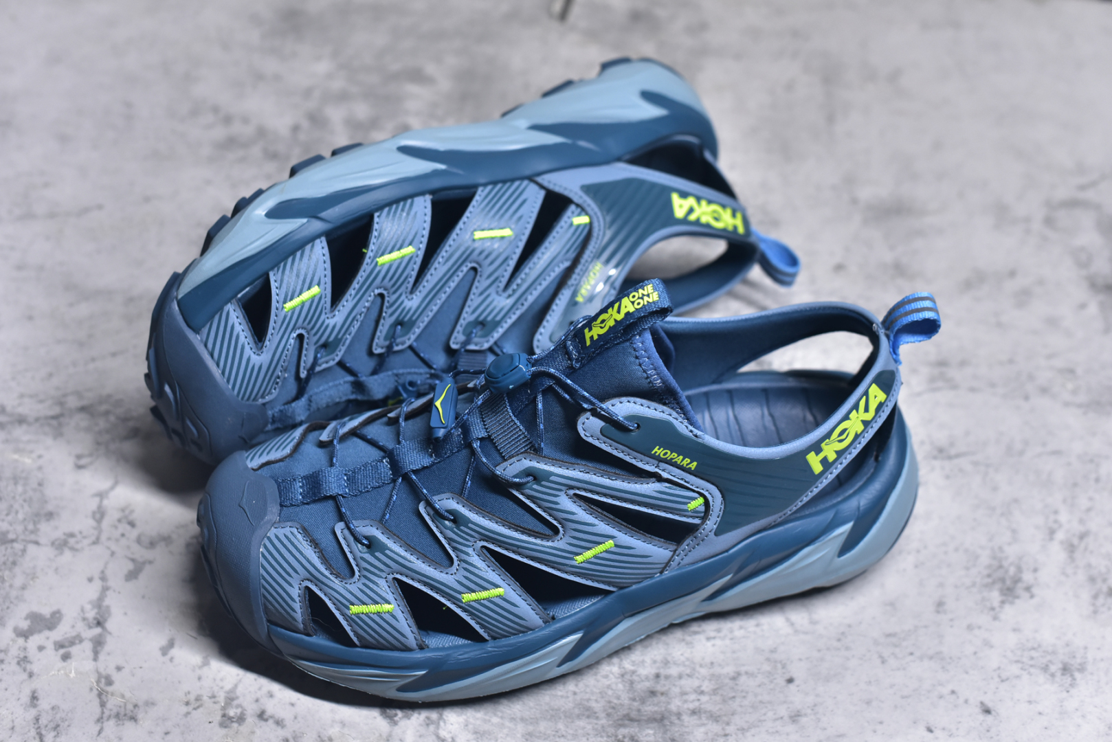 图片[7]-#HOKA One One Hopara Sandals 霍帕拉系列水路两用溯溪涉水休闲户外露营凉鞋 作为先锋品牌的 HOKA ONE ONE总是以独特的方式 HOPA RA是一款溯溪鞋 又名排水鞋 可长期用于涉水和溯溪 保护脚底和脚趾的安全和舒适 鞋面材料速干 透气 耐磨 鞋底防滑 耐磨 抓地能力强 出于安全考虑 设计要求较高 涉水溯溪过程中 水 泥沙 可以直接从鞋内大孔排出 细纹鞋底使在岩石上抓地能力强 避免打滑 而上路后 鞋面具有快干透气等优点 尺码：36 36.5 37.5 38 39 40 40.5 41 42 42.5 43 44 45-选品中心