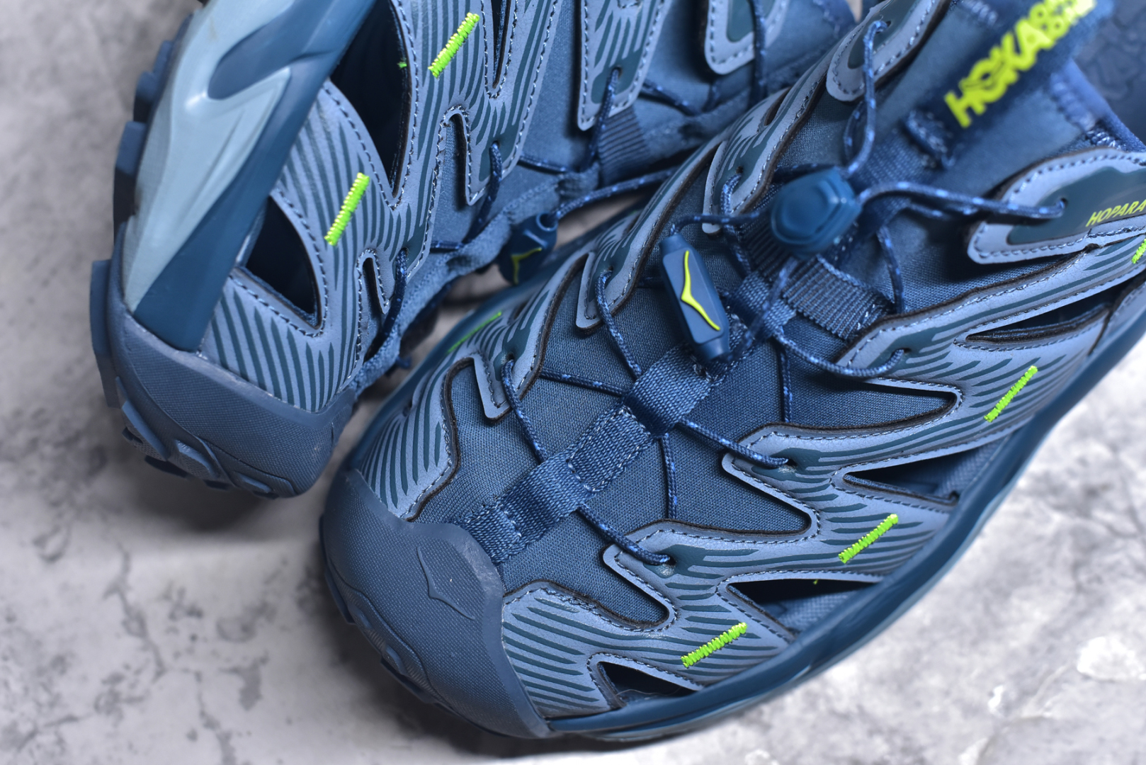 图片[8]-#HOKA One One Hopara Sandals 霍帕拉系列水路两用溯溪涉水休闲户外露营凉鞋 作为先锋品牌的 HOKA ONE ONE总是以独特的方式 HOPA RA是一款溯溪鞋 又名排水鞋 可长期用于涉水和溯溪 保护脚底和脚趾的安全和舒适 鞋面材料速干 透气 耐磨 鞋底防滑 耐磨 抓地能力强 出于安全考虑 设计要求较高 涉水溯溪过程中 水 泥沙 可以直接从鞋内大孔排出 细纹鞋底使在岩石上抓地能力强 避免打滑 而上路后 鞋面具有快干透气等优点 尺码：36 36.5 37.5 38 39 40 40.5 41 42 42.5 43 44 45-选品中心