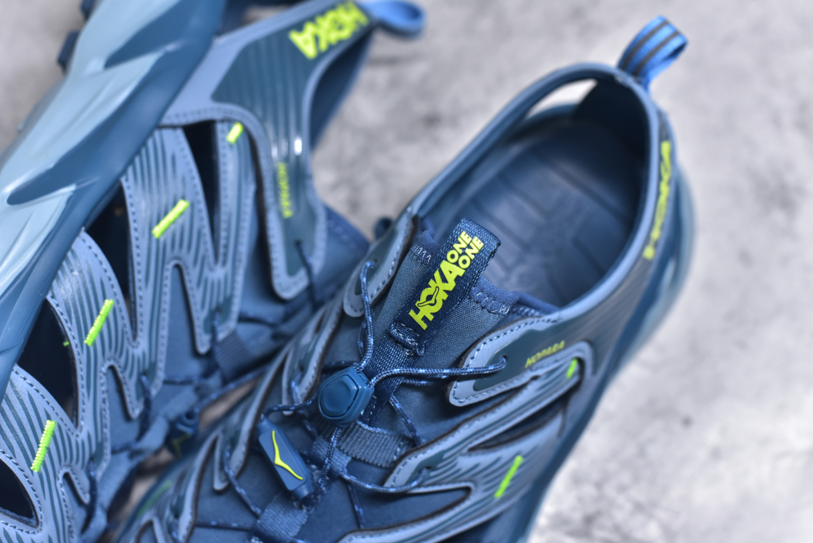 图片[9]-#HOKA One One Hopara Sandals 霍帕拉系列水路两用溯溪涉水休闲户外露营凉鞋 作为先锋品牌的 HOKA ONE ONE总是以独特的方式 HOPA RA是一款溯溪鞋 又名排水鞋 可长期用于涉水和溯溪 保护脚底和脚趾的安全和舒适 鞋面材料速干 透气 耐磨 鞋底防滑 耐磨 抓地能力强 出于安全考虑 设计要求较高 涉水溯溪过程中 水 泥沙 可以直接从鞋内大孔排出 细纹鞋底使在岩石上抓地能力强 避免打滑 而上路后 鞋面具有快干透气等优点 尺码：36 36.5 37.5 38 39 40 40.5 41 42 42.5 43 44 45-选品中心