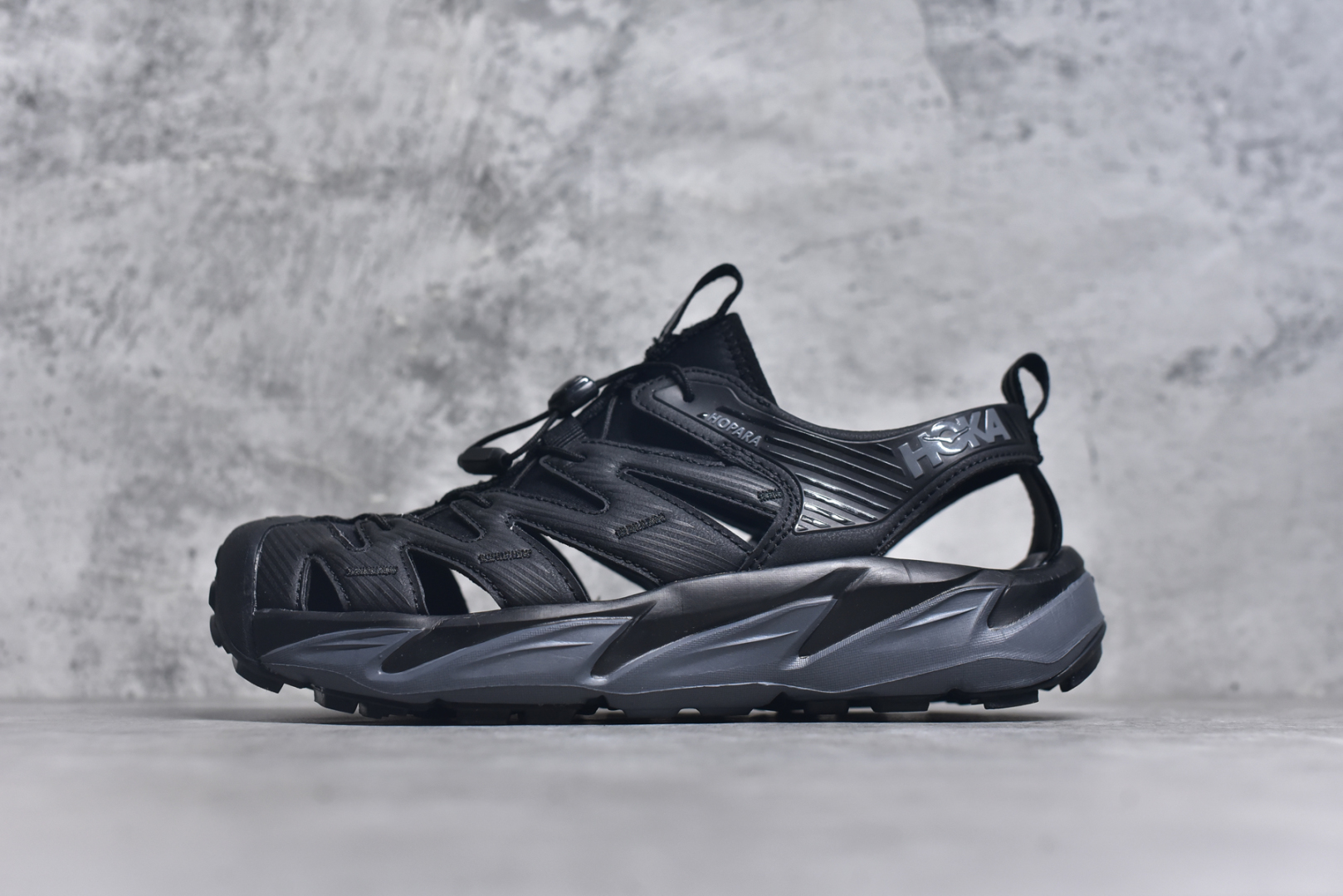 #HOKA One One Hopara Sandals 霍帕拉系列水路两用溯溪涉水休闲户外露营凉鞋 作为先锋品牌的 HOKA ONE ONE总是以独特的方式 HOPA RA是一款溯溪鞋 又名排水鞋 可长期用于涉水和溯溪 保护脚底和脚趾的安全和舒适 鞋面材料速干 透气 耐磨 鞋底防滑 耐磨 抓地能力强 出于安全考虑 设计要求较高 涉水溯溪过程中 水 泥沙 可以直接从鞋内大孔排出 细纹鞋底使在岩石上抓地能力强 避免打滑 而上路后 鞋面具有快干透气等优点 尺码：36 36.5 37.5 38 39 40 40.5 41 42 42.5 43 44 45-选品中心