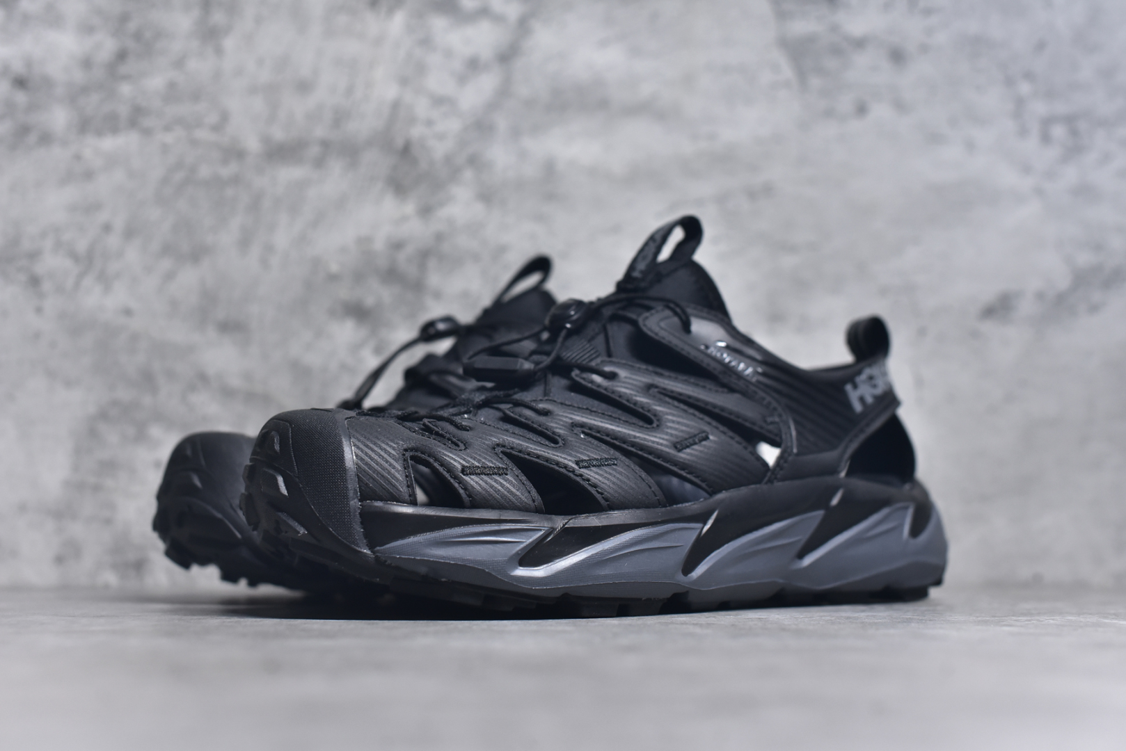 图片[2]-#HOKA One One Hopara Sandals 霍帕拉系列水路两用溯溪涉水休闲户外露营凉鞋 作为先锋品牌的 HOKA ONE ONE总是以独特的方式 HOPA RA是一款溯溪鞋 又名排水鞋 可长期用于涉水和溯溪 保护脚底和脚趾的安全和舒适 鞋面材料速干 透气 耐磨 鞋底防滑 耐磨 抓地能力强 出于安全考虑 设计要求较高 涉水溯溪过程中 水 泥沙 可以直接从鞋内大孔排出 细纹鞋底使在岩石上抓地能力强 避免打滑 而上路后 鞋面具有快干透气等优点 尺码：36 36.5 37.5 38 39 40 40.5 41 42 42.5 43 44 45-选品中心