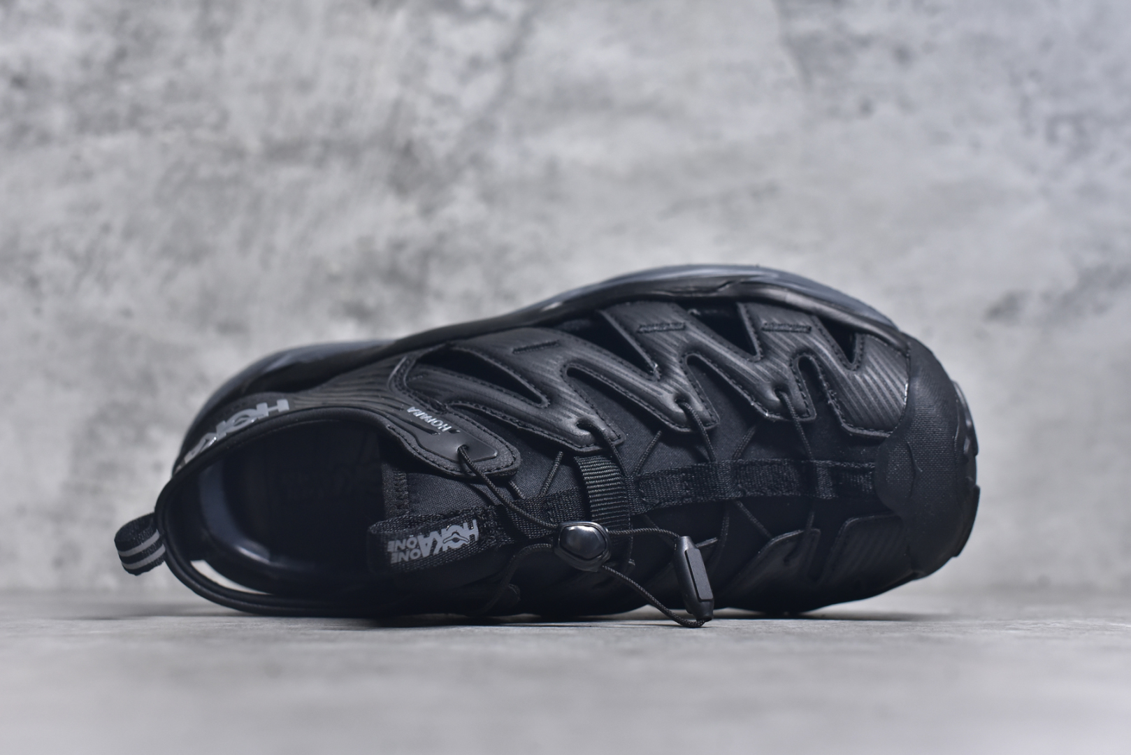 图片[4]-#HOKA One One Hopara Sandals 霍帕拉系列水路两用溯溪涉水休闲户外露营凉鞋 作为先锋品牌的 HOKA ONE ONE总是以独特的方式 HOPA RA是一款溯溪鞋 又名排水鞋 可长期用于涉水和溯溪 保护脚底和脚趾的安全和舒适 鞋面材料速干 透气 耐磨 鞋底防滑 耐磨 抓地能力强 出于安全考虑 设计要求较高 涉水溯溪过程中 水 泥沙 可以直接从鞋内大孔排出 细纹鞋底使在岩石上抓地能力强 避免打滑 而上路后 鞋面具有快干透气等优点 尺码：36 36.5 37.5 38 39 40 40.5 41 42 42.5 43 44 45-选品中心