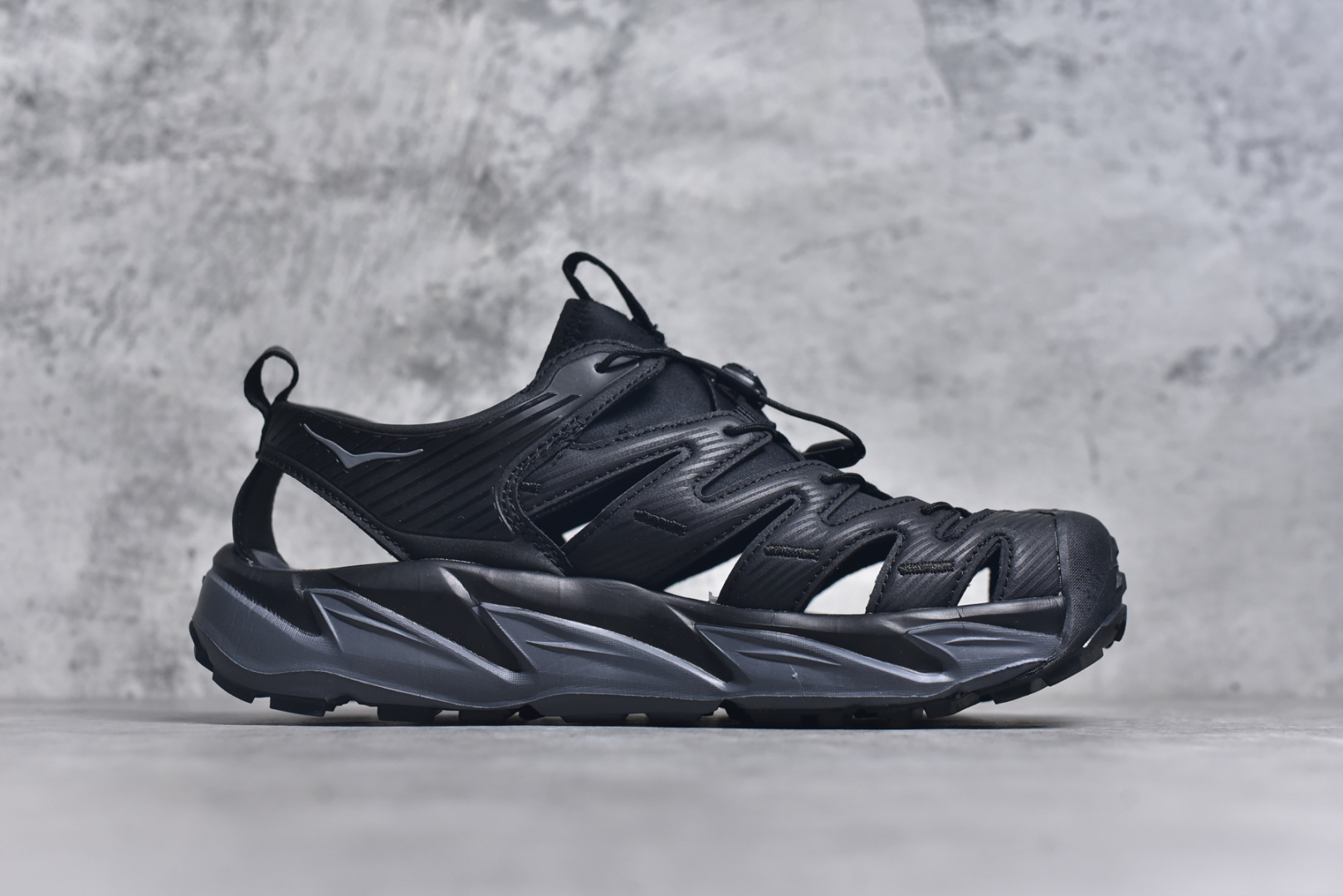 图片[3]-#HOKA One One Hopara Sandals 霍帕拉系列水路两用溯溪涉水休闲户外露营凉鞋 作为先锋品牌的 HOKA ONE ONE总是以独特的方式 HOPA RA是一款溯溪鞋 又名排水鞋 可长期用于涉水和溯溪 保护脚底和脚趾的安全和舒适 鞋面材料速干 透气 耐磨 鞋底防滑 耐磨 抓地能力强 出于安全考虑 设计要求较高 涉水溯溪过程中 水 泥沙 可以直接从鞋内大孔排出 细纹鞋底使在岩石上抓地能力强 避免打滑 而上路后 鞋面具有快干透气等优点 尺码：36 36.5 37.5 38 39 40 40.5 41 42 42.5 43 44 45-选品中心