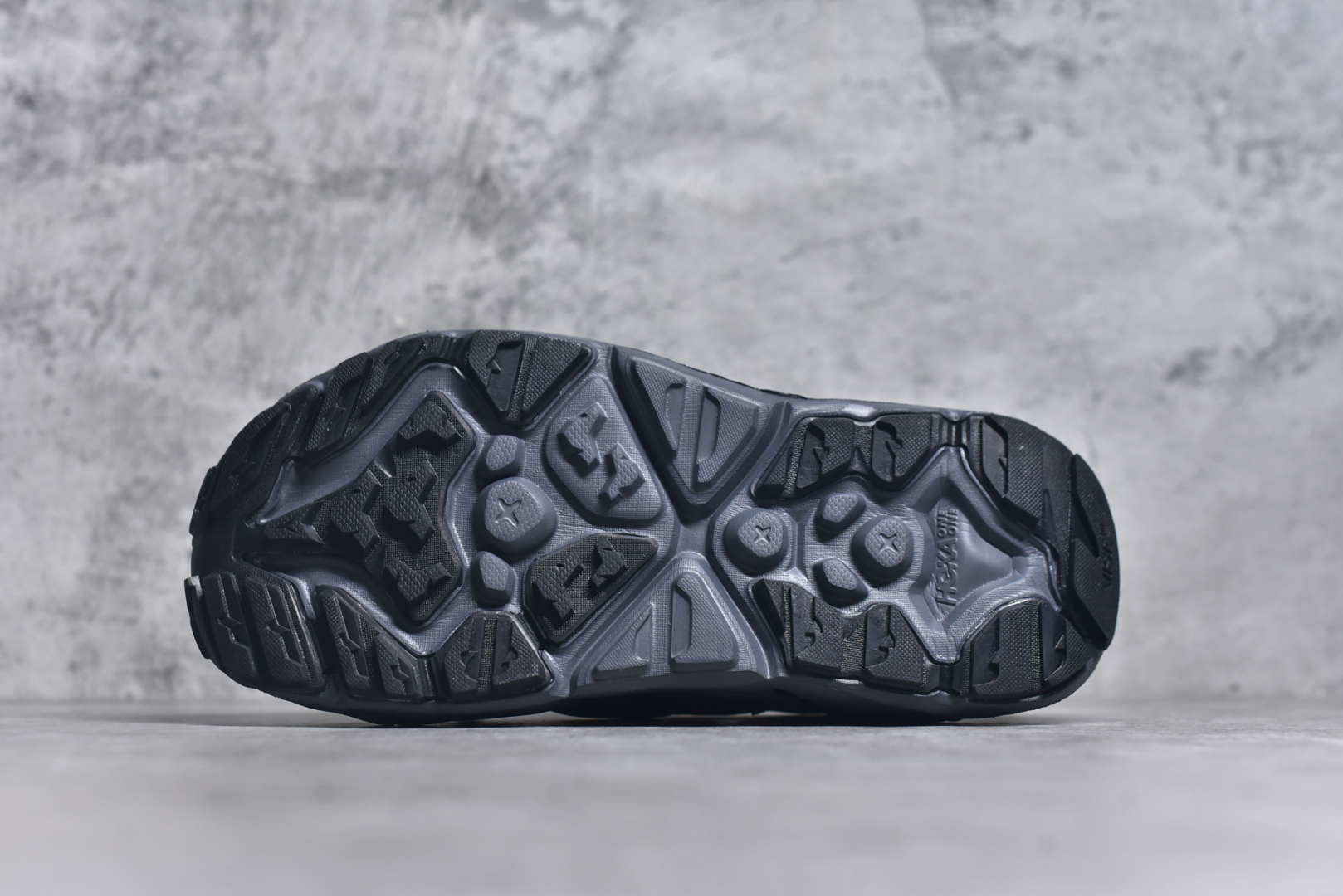 图片[6]-#HOKA One One Hopara Sandals 霍帕拉系列水路两用溯溪涉水休闲户外露营凉鞋 作为先锋品牌的 HOKA ONE ONE总是以独特的方式 HOPA RA是一款溯溪鞋 又名排水鞋 可长期用于涉水和溯溪 保护脚底和脚趾的安全和舒适 鞋面材料速干 透气 耐磨 鞋底防滑 耐磨 抓地能力强 出于安全考虑 设计要求较高 涉水溯溪过程中 水 泥沙 可以直接从鞋内大孔排出 细纹鞋底使在岩石上抓地能力强 避免打滑 而上路后 鞋面具有快干透气等优点 尺码：36 36.5 37.5 38 39 40 40.5 41 42 42.5 43 44 45-选品中心