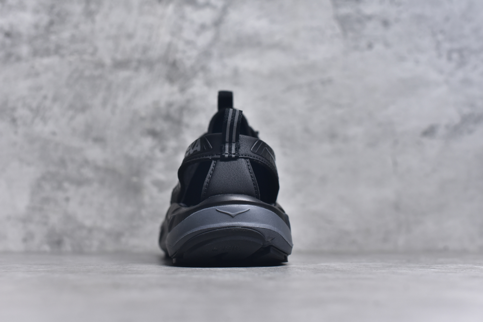 图片[5]-#HOKA One One Hopara Sandals 霍帕拉系列水路两用溯溪涉水休闲户外露营凉鞋 作为先锋品牌的 HOKA ONE ONE总是以独特的方式 HOPA RA是一款溯溪鞋 又名排水鞋 可长期用于涉水和溯溪 保护脚底和脚趾的安全和舒适 鞋面材料速干 透气 耐磨 鞋底防滑 耐磨 抓地能力强 出于安全考虑 设计要求较高 涉水溯溪过程中 水 泥沙 可以直接从鞋内大孔排出 细纹鞋底使在岩石上抓地能力强 避免打滑 而上路后 鞋面具有快干透气等优点 尺码：36 36.5 37.5 38 39 40 40.5 41 42 42.5 43 44 45-选品中心