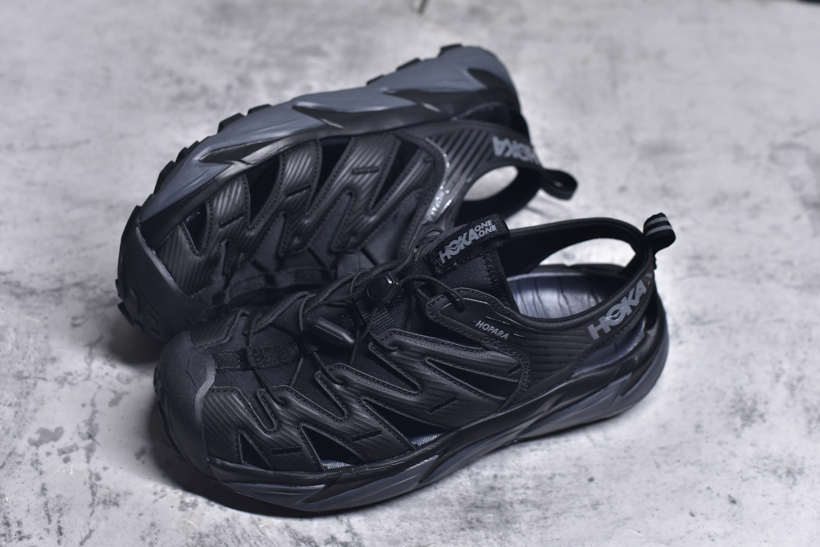 图片[7]-#HOKA One One Hopara Sandals 霍帕拉系列水路两用溯溪涉水休闲户外露营凉鞋 作为先锋品牌的 HOKA ONE ONE总是以独特的方式 HOPA RA是一款溯溪鞋 又名排水鞋 可长期用于涉水和溯溪 保护脚底和脚趾的安全和舒适 鞋面材料速干 透气 耐磨 鞋底防滑 耐磨 抓地能力强 出于安全考虑 设计要求较高 涉水溯溪过程中 水 泥沙 可以直接从鞋内大孔排出 细纹鞋底使在岩石上抓地能力强 避免打滑 而上路后 鞋面具有快干透气等优点 尺码：36 36.5 37.5 38 39 40 40.5 41 42 42.5 43 44 45-选品中心