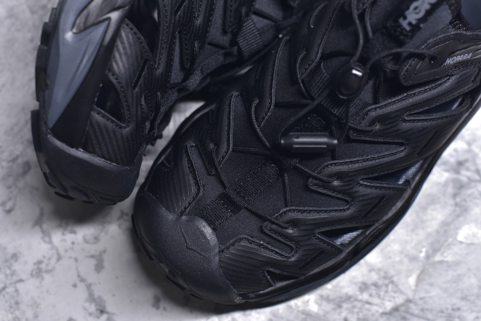 图片[8]-#HOKA One One Hopara Sandals 霍帕拉系列水路两用溯溪涉水休闲户外露营凉鞋 作为先锋品牌的 HOKA ONE ONE总是以独特的方式 HOPA RA是一款溯溪鞋 又名排水鞋 可长期用于涉水和溯溪 保护脚底和脚趾的安全和舒适 鞋面材料速干 透气 耐磨 鞋底防滑 耐磨 抓地能力强 出于安全考虑 设计要求较高 涉水溯溪过程中 水 泥沙 可以直接从鞋内大孔排出 细纹鞋底使在岩石上抓地能力强 避免打滑 而上路后 鞋面具有快干透气等优点 尺码：36 36.5 37.5 38 39 40 40.5 41 42 42.5 43 44 45-选品中心