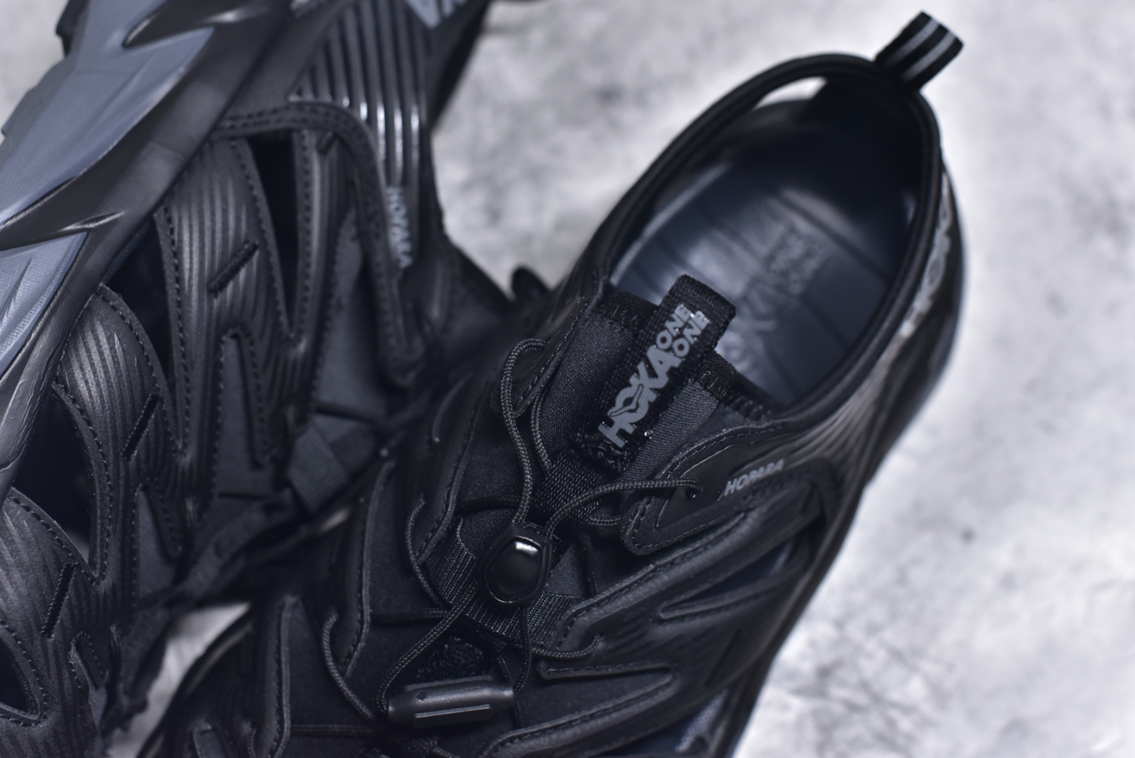 图片[9]-#HOKA One One Hopara Sandals 霍帕拉系列水路两用溯溪涉水休闲户外露营凉鞋 作为先锋品牌的 HOKA ONE ONE总是以独特的方式 HOPA RA是一款溯溪鞋 又名排水鞋 可长期用于涉水和溯溪 保护脚底和脚趾的安全和舒适 鞋面材料速干 透气 耐磨 鞋底防滑 耐磨 抓地能力强 出于安全考虑 设计要求较高 涉水溯溪过程中 水 泥沙 可以直接从鞋内大孔排出 细纹鞋底使在岩石上抓地能力强 避免打滑 而上路后 鞋面具有快干透气等优点 尺码：36 36.5 37.5 38 39 40 40.5 41 42 42.5 43 44 45-选品中心