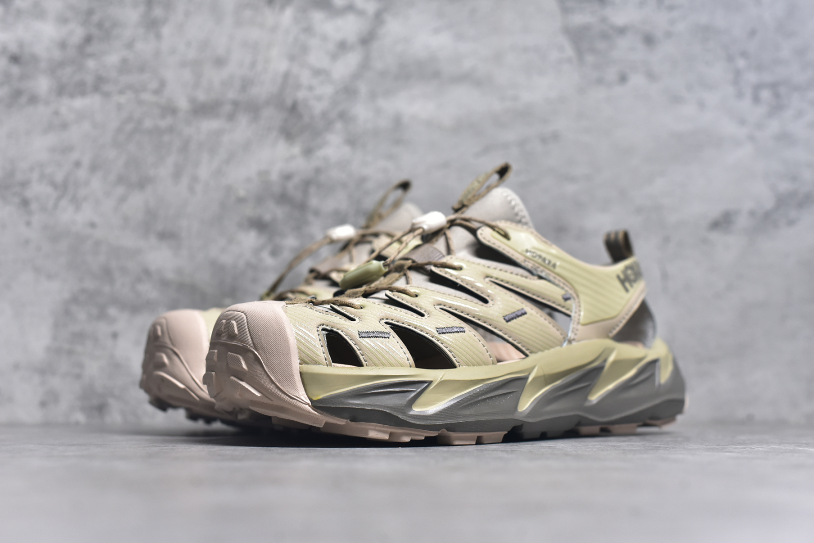 图片[2]-#HOKA One One Hopara Sandals 霍帕拉系列水路两用溯溪涉水休闲户外露营凉鞋 作为先锋品牌的 HOKA ONE ONE总是以独特的方式 HOPA RA是一款溯溪鞋 又名排水鞋 可长期用于涉水和溯溪 保护脚底和脚趾的安全和舒适 鞋面材料速干 透气 耐磨 鞋底防滑 耐磨 抓地能力强 出于安全考虑 设计要求较高 涉水溯溪过程中 水 泥沙 可以直接从鞋内大孔排出 细纹鞋底使在岩石上抓地能力强 避免打滑 而上路后 鞋面具有快干透气等优点 尺码：36 36.5 37.5 38 39 40 40.5 41 42 42.5 43 44 45-选品中心
