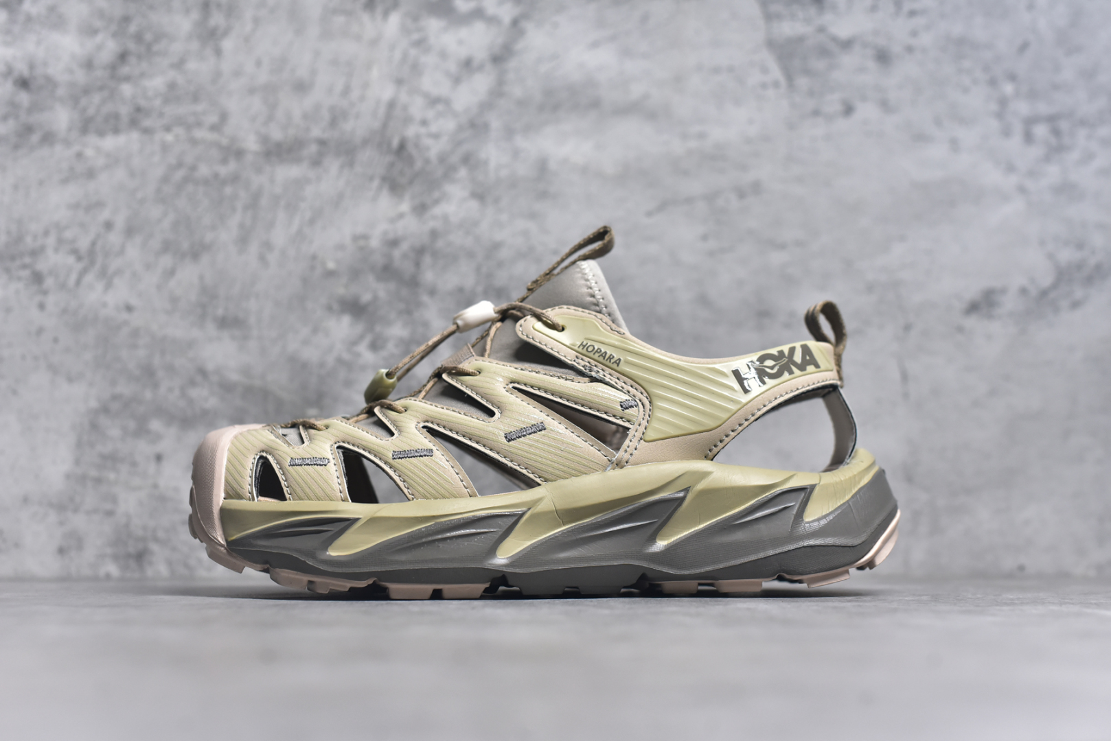 #HOKA One One Hopara Sandals 霍帕拉系列水路两用溯溪涉水休闲户外露营凉鞋 作为先锋品牌的 HOKA ONE ONE总是以独特的方式 HOPA RA是一款溯溪鞋 又名排水鞋 可长期用于涉水和溯溪 保护脚底和脚趾的安全和舒适 鞋面材料速干 透气 耐磨 鞋底防滑 耐磨 抓地能力强 出于安全考虑 设计要求较高 涉水溯溪过程中 水 泥沙 可以直接从鞋内大孔排出 细纹鞋底使在岩石上抓地能力强 避免打滑 而上路后 鞋面具有快干透气等优点 尺码：36 36.5 37.5 38 39 40 40.5 41 42 42.5 43 44 45-选品中心
