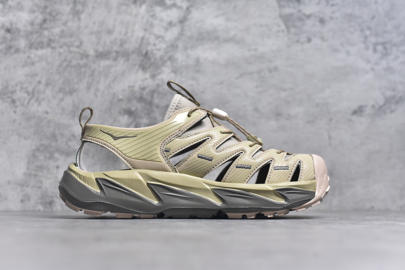 图片[3]-#HOKA One One Hopara Sandals 霍帕拉系列水路两用溯溪涉水休闲户外露营凉鞋 作为先锋品牌的 HOKA ONE ONE总是以独特的方式 HOPA RA是一款溯溪鞋 又名排水鞋 可长期用于涉水和溯溪 保护脚底和脚趾的安全和舒适 鞋面材料速干 透气 耐磨 鞋底防滑 耐磨 抓地能力强 出于安全考虑 设计要求较高 涉水溯溪过程中 水 泥沙 可以直接从鞋内大孔排出 细纹鞋底使在岩石上抓地能力强 避免打滑 而上路后 鞋面具有快干透气等优点 尺码：36 36.5 37.5 38 39 40 40.5 41 42 42.5 43 44 45-选品中心
