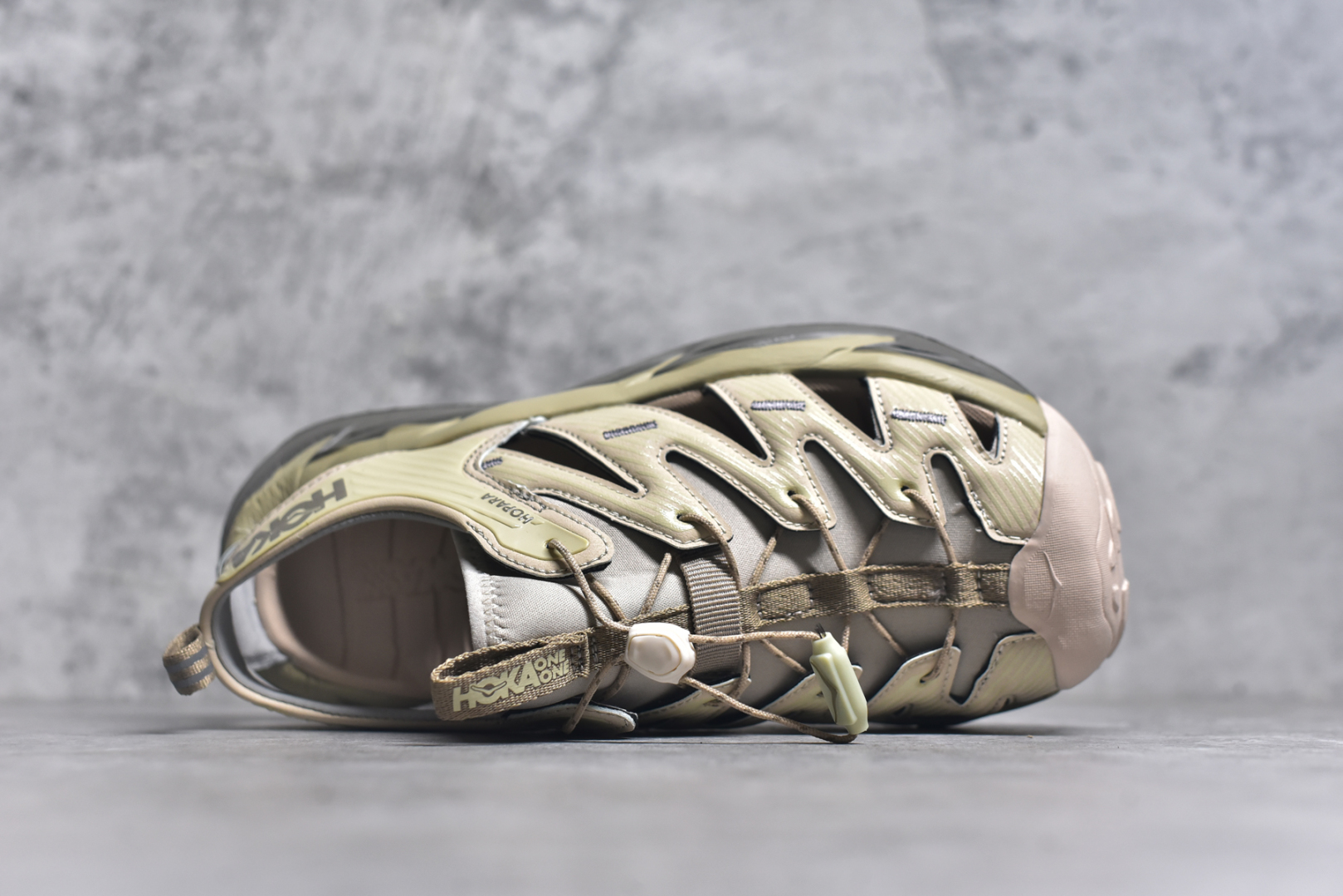 图片[4]-#HOKA One One Hopara Sandals 霍帕拉系列水路两用溯溪涉水休闲户外露营凉鞋 作为先锋品牌的 HOKA ONE ONE总是以独特的方式 HOPA RA是一款溯溪鞋 又名排水鞋 可长期用于涉水和溯溪 保护脚底和脚趾的安全和舒适 鞋面材料速干 透气 耐磨 鞋底防滑 耐磨 抓地能力强 出于安全考虑 设计要求较高 涉水溯溪过程中 水 泥沙 可以直接从鞋内大孔排出 细纹鞋底使在岩石上抓地能力强 避免打滑 而上路后 鞋面具有快干透气等优点 尺码：36 36.5 37.5 38 39 40 40.5 41 42 42.5 43 44 45-选品中心