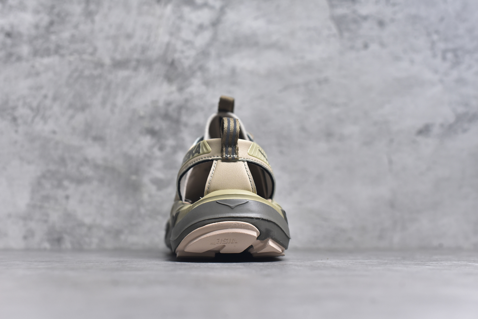 图片[5]-#HOKA One One Hopara Sandals 霍帕拉系列水路两用溯溪涉水休闲户外露营凉鞋 作为先锋品牌的 HOKA ONE ONE总是以独特的方式 HOPA RA是一款溯溪鞋 又名排水鞋 可长期用于涉水和溯溪 保护脚底和脚趾的安全和舒适 鞋面材料速干 透气 耐磨 鞋底防滑 耐磨 抓地能力强 出于安全考虑 设计要求较高 涉水溯溪过程中 水 泥沙 可以直接从鞋内大孔排出 细纹鞋底使在岩石上抓地能力强 避免打滑 而上路后 鞋面具有快干透气等优点 尺码：36 36.5 37.5 38 39 40 40.5 41 42 42.5 43 44 45-选品中心