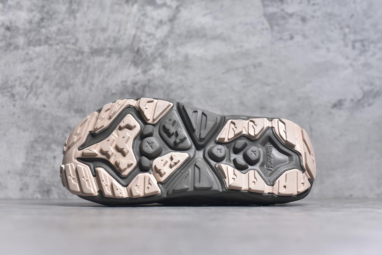 图片[6]-#HOKA One One Hopara Sandals 霍帕拉系列水路两用溯溪涉水休闲户外露营凉鞋 作为先锋品牌的 HOKA ONE ONE总是以独特的方式 HOPA RA是一款溯溪鞋 又名排水鞋 可长期用于涉水和溯溪 保护脚底和脚趾的安全和舒适 鞋面材料速干 透气 耐磨 鞋底防滑 耐磨 抓地能力强 出于安全考虑 设计要求较高 涉水溯溪过程中 水 泥沙 可以直接从鞋内大孔排出 细纹鞋底使在岩石上抓地能力强 避免打滑 而上路后 鞋面具有快干透气等优点 尺码：36 36.5 37.5 38 39 40 40.5 41 42 42.5 43 44 45-选品中心