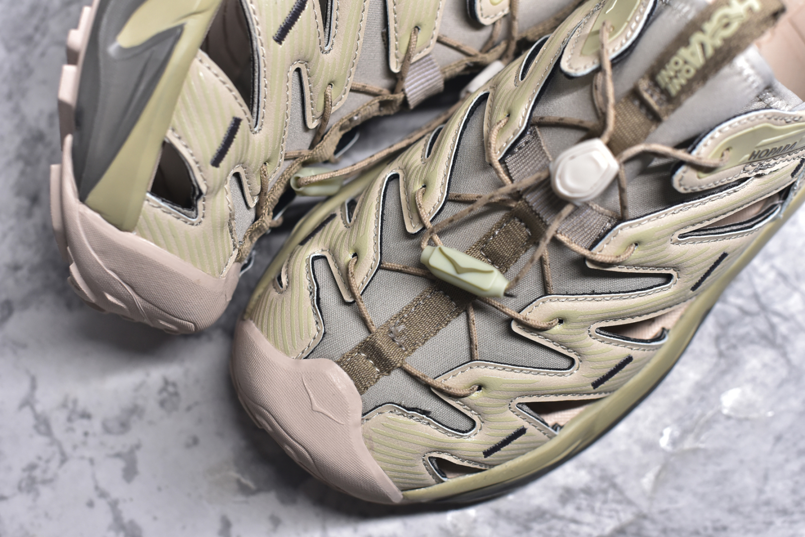 图片[8]-#HOKA One One Hopara Sandals 霍帕拉系列水路两用溯溪涉水休闲户外露营凉鞋 作为先锋品牌的 HOKA ONE ONE总是以独特的方式 HOPA RA是一款溯溪鞋 又名排水鞋 可长期用于涉水和溯溪 保护脚底和脚趾的安全和舒适 鞋面材料速干 透气 耐磨 鞋底防滑 耐磨 抓地能力强 出于安全考虑 设计要求较高 涉水溯溪过程中 水 泥沙 可以直接从鞋内大孔排出 细纹鞋底使在岩石上抓地能力强 避免打滑 而上路后 鞋面具有快干透气等优点 尺码：36 36.5 37.5 38 39 40 40.5 41 42 42.5 43 44 45-选品中心