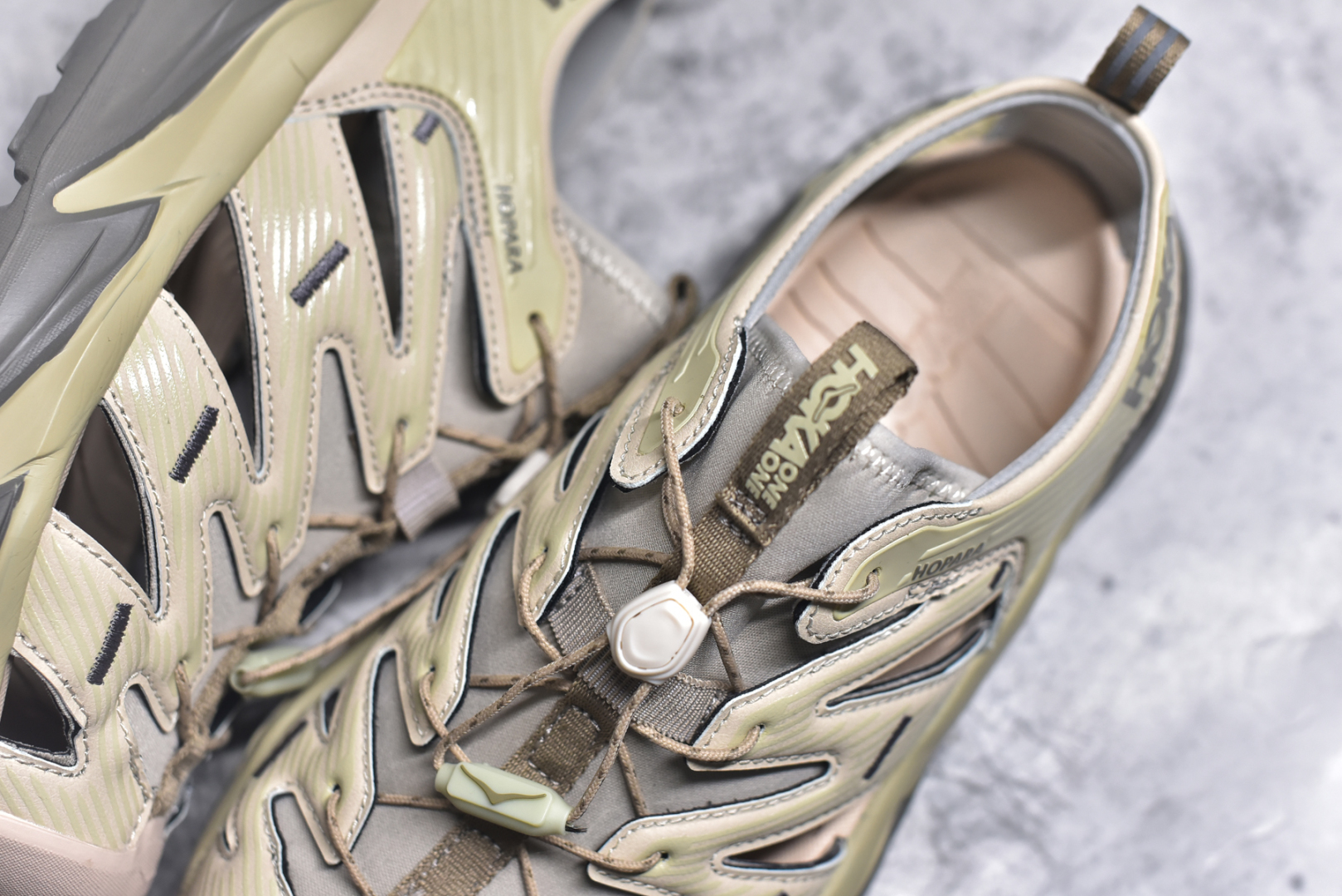 图片[9]-#HOKA One One Hopara Sandals 霍帕拉系列水路两用溯溪涉水休闲户外露营凉鞋 作为先锋品牌的 HOKA ONE ONE总是以独特的方式 HOPA RA是一款溯溪鞋 又名排水鞋 可长期用于涉水和溯溪 保护脚底和脚趾的安全和舒适 鞋面材料速干 透气 耐磨 鞋底防滑 耐磨 抓地能力强 出于安全考虑 设计要求较高 涉水溯溪过程中 水 泥沙 可以直接从鞋内大孔排出 细纹鞋底使在岩石上抓地能力强 避免打滑 而上路后 鞋面具有快干透气等优点 尺码：36 36.5 37.5 38 39 40 40.5 41 42 42.5 43 44 45-选品中心