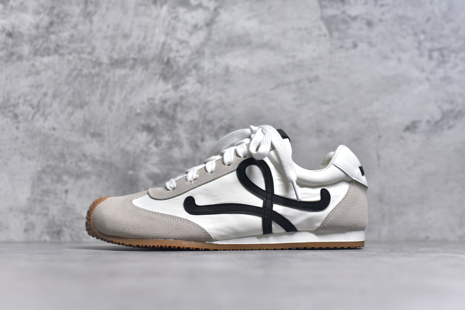 #罗意威Loewe Ballet Runner 2.0 Sneakers 芭蕾舞2.0系列阿甘复古风德训薄底百搭休闲运动鞋 全手工拉帮工艺成型 采用反绒牛皮革拼接头层皮饰片鞋面材质 鞋身原装高密度防刮尼龙面料,极好柔软效果 双层乳胶缓震鞋垫 外部搭配轻量EVA缓震组合橡胶防滑片装外底 尺码：35-44-选品中心