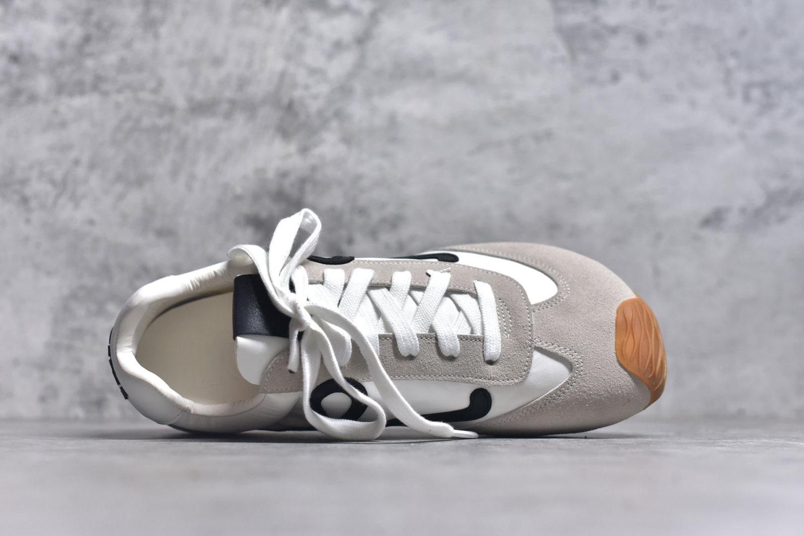 图片[4]-#罗意威Loewe Ballet Runner 2.0 Sneakers 芭蕾舞2.0系列阿甘复古风德训薄底百搭休闲运动鞋 全手工拉帮工艺成型 采用反绒牛皮革拼接头层皮饰片鞋面材质 鞋身原装高密度防刮尼龙面料,极好柔软效果 双层乳胶缓震鞋垫 外部搭配轻量EVA缓震组合橡胶防滑片装外底 尺码：35-44-选品中心