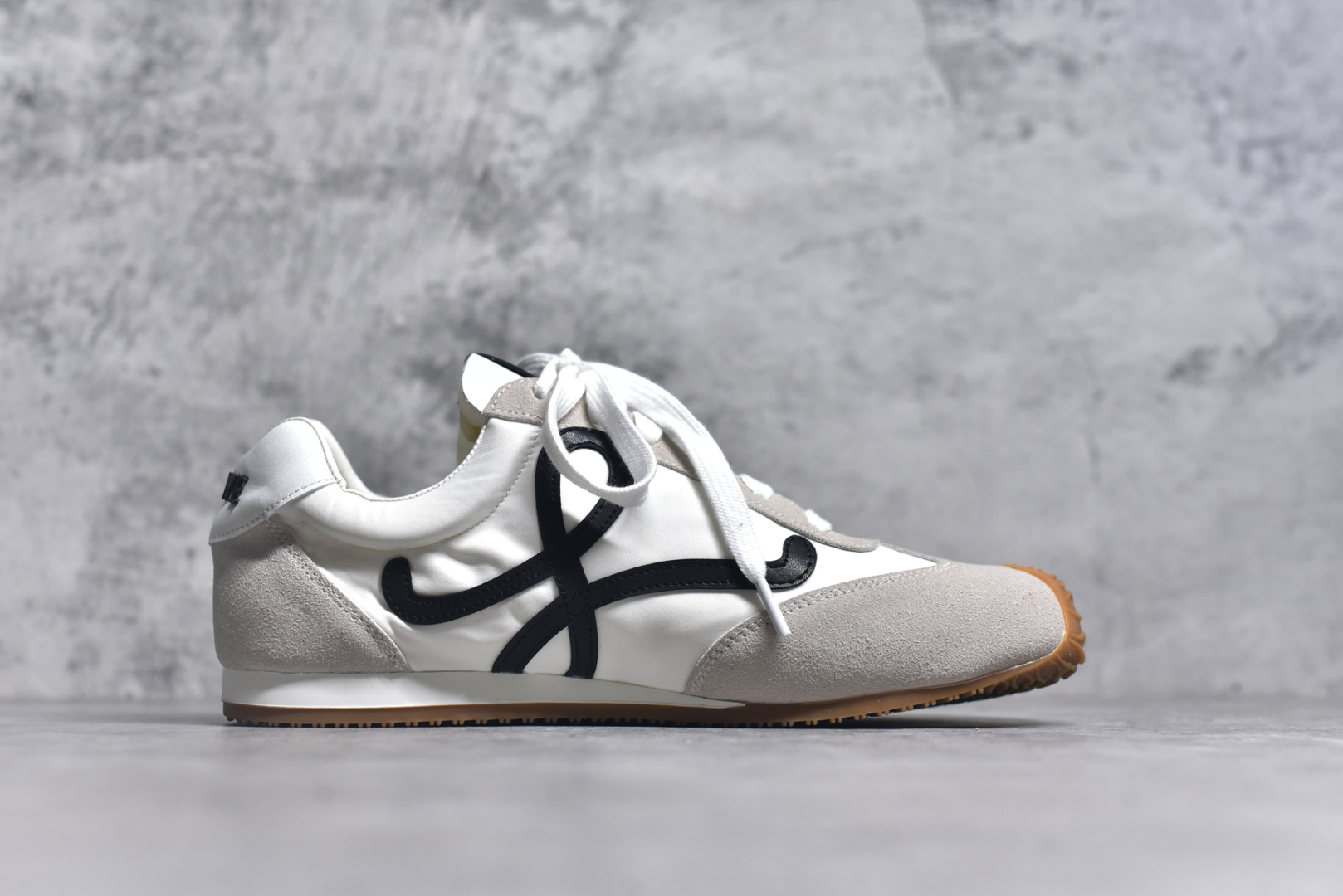 图片[3]-#罗意威Loewe Ballet Runner 2.0 Sneakers 芭蕾舞2.0系列阿甘复古风德训薄底百搭休闲运动鞋 全手工拉帮工艺成型 采用反绒牛皮革拼接头层皮饰片鞋面材质 鞋身原装高密度防刮尼龙面料,极好柔软效果 双层乳胶缓震鞋垫 外部搭配轻量EVA缓震组合橡胶防滑片装外底 尺码：35-44-选品中心