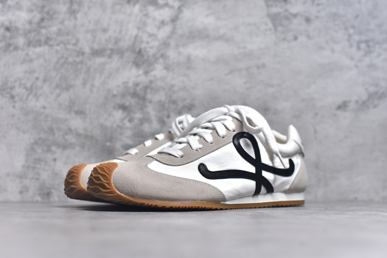 图片[2]-#罗意威Loewe Ballet Runner 2.0 Sneakers 芭蕾舞2.0系列阿甘复古风德训薄底百搭休闲运动鞋 全手工拉帮工艺成型 采用反绒牛皮革拼接头层皮饰片鞋面材质 鞋身原装高密度防刮尼龙面料,极好柔软效果 双层乳胶缓震鞋垫 外部搭配轻量EVA缓震组合橡胶防滑片装外底 尺码：35-44-选品中心