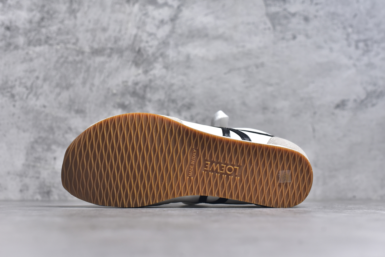 图片[6]-#罗意威Loewe Ballet Runner 2.0 Sneakers 芭蕾舞2.0系列阿甘复古风德训薄底百搭休闲运动鞋 全手工拉帮工艺成型 采用反绒牛皮革拼接头层皮饰片鞋面材质 鞋身原装高密度防刮尼龙面料,极好柔软效果 双层乳胶缓震鞋垫 外部搭配轻量EVA缓震组合橡胶防滑片装外底 尺码：35-44-选品中心