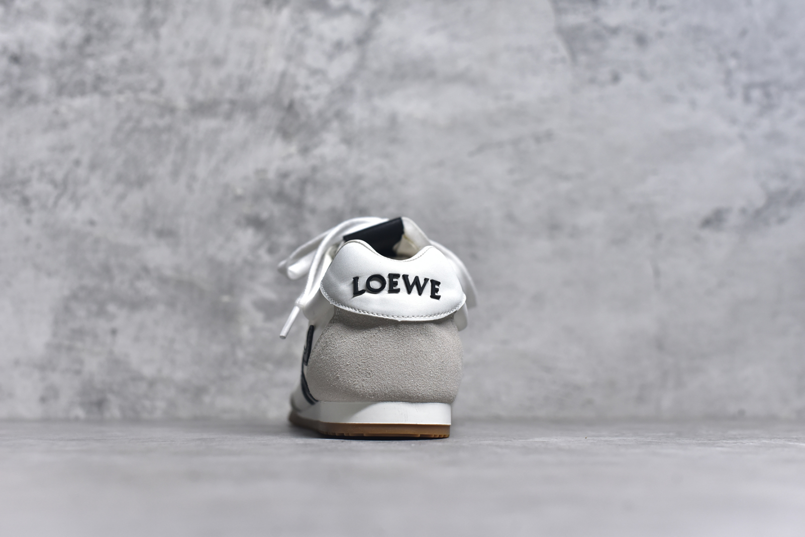 图片[5]-#罗意威Loewe Ballet Runner 2.0 Sneakers 芭蕾舞2.0系列阿甘复古风德训薄底百搭休闲运动鞋 全手工拉帮工艺成型 采用反绒牛皮革拼接头层皮饰片鞋面材质 鞋身原装高密度防刮尼龙面料,极好柔软效果 双层乳胶缓震鞋垫 外部搭配轻量EVA缓震组合橡胶防滑片装外底 尺码：35-44-选品中心