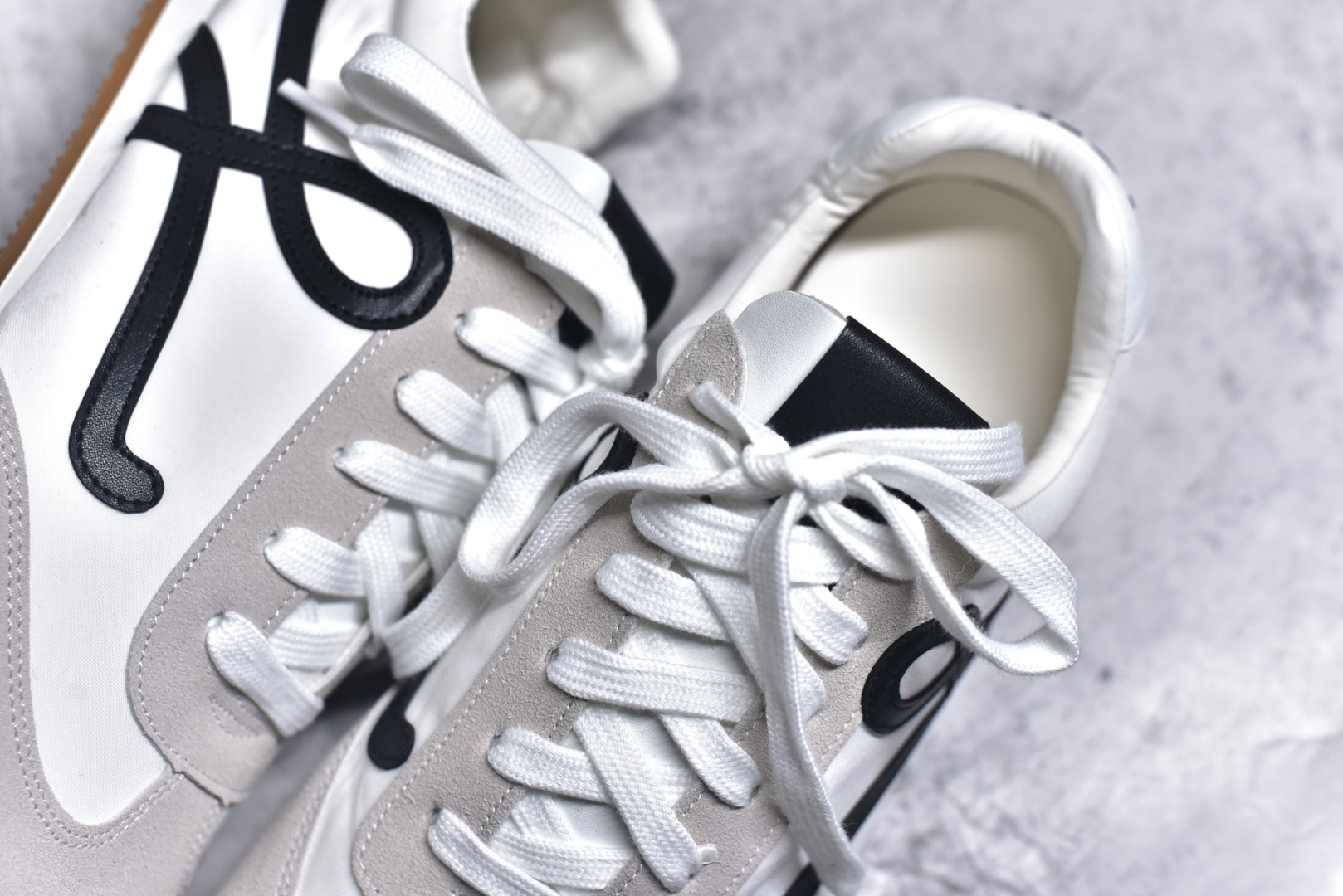 图片[9]-#罗意威Loewe Ballet Runner 2.0 Sneakers 芭蕾舞2.0系列阿甘复古风德训薄底百搭休闲运动鞋 全手工拉帮工艺成型 采用反绒牛皮革拼接头层皮饰片鞋面材质 鞋身原装高密度防刮尼龙面料,极好柔软效果 双层乳胶缓震鞋垫 外部搭配轻量EVA缓震组合橡胶防滑片装外底 尺码：35-44-选品中心