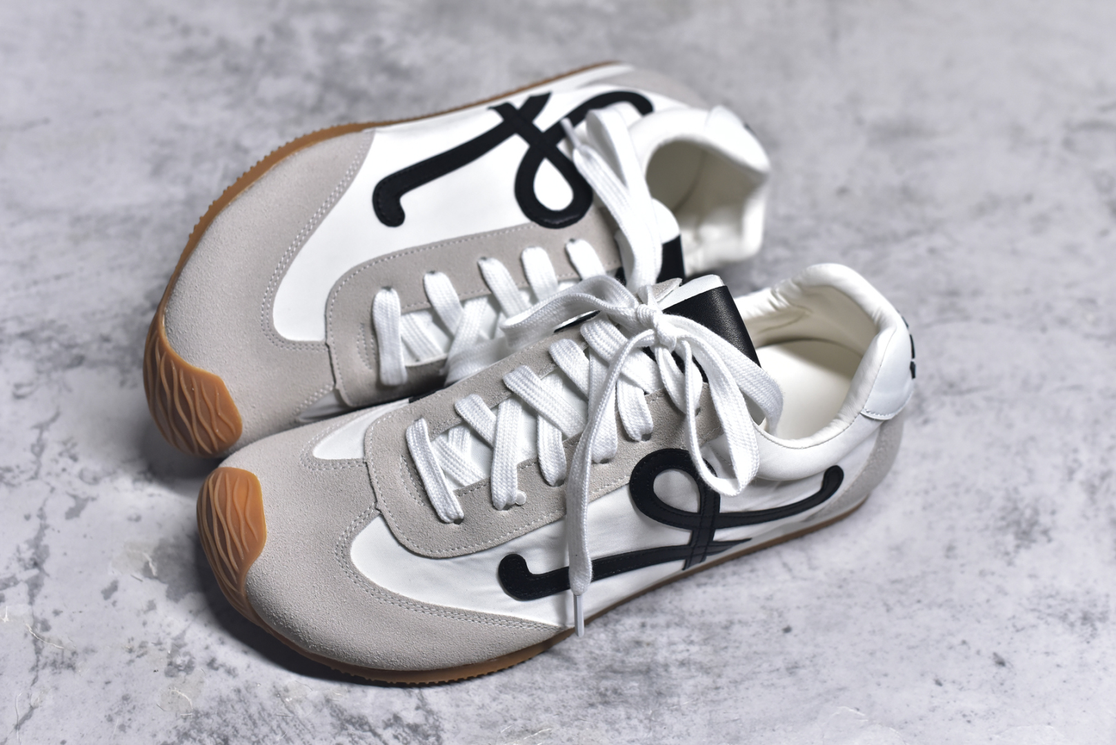 图片[7]-#罗意威Loewe Ballet Runner 2.0 Sneakers 芭蕾舞2.0系列阿甘复古风德训薄底百搭休闲运动鞋 全手工拉帮工艺成型 采用反绒牛皮革拼接头层皮饰片鞋面材质 鞋身原装高密度防刮尼龙面料,极好柔软效果 双层乳胶缓震鞋垫 外部搭配轻量EVA缓震组合橡胶防滑片装外底 尺码：35-44-选品中心