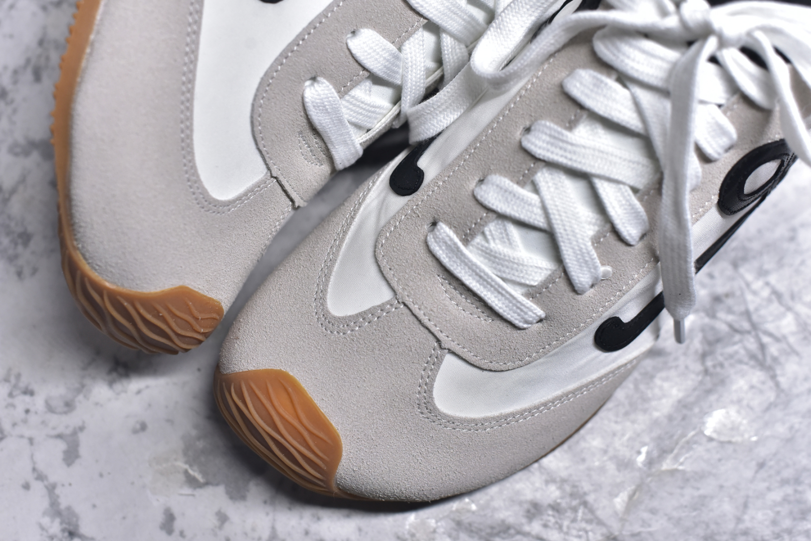 图片[8]-#罗意威Loewe Ballet Runner 2.0 Sneakers 芭蕾舞2.0系列阿甘复古风德训薄底百搭休闲运动鞋 全手工拉帮工艺成型 采用反绒牛皮革拼接头层皮饰片鞋面材质 鞋身原装高密度防刮尼龙面料,极好柔软效果 双层乳胶缓震鞋垫 外部搭配轻量EVA缓震组合橡胶防滑片装外底 尺码：35-44-选品中心