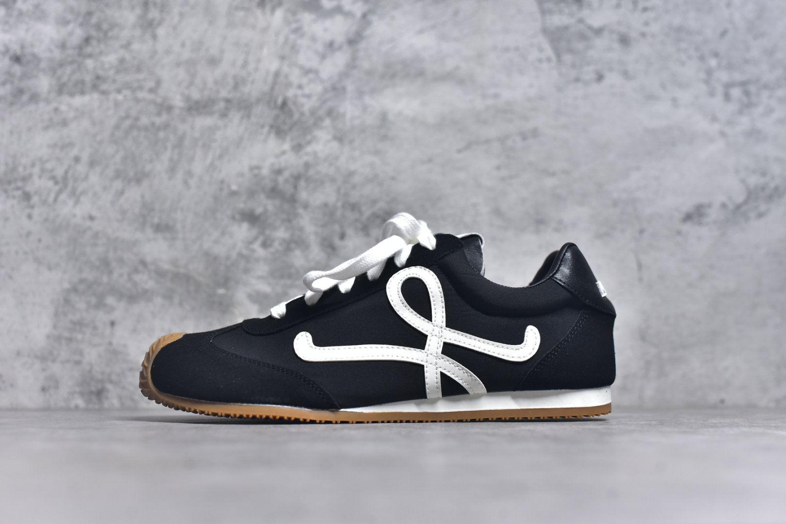#罗意威Loewe Ballet Runner 2.0 Sneakers 芭蕾舞2.0系列阿甘复古风德训薄底百搭休闲运动鞋 全手工拉帮工艺成型 采用反绒牛皮革拼接头层皮饰片鞋面材质 鞋身原装高密度防刮尼龙面料,极好柔软效果 双层乳胶缓震鞋垫 外部搭配轻量EVA缓震组合橡胶防滑片装外底 尺码：35-44-选品中心
