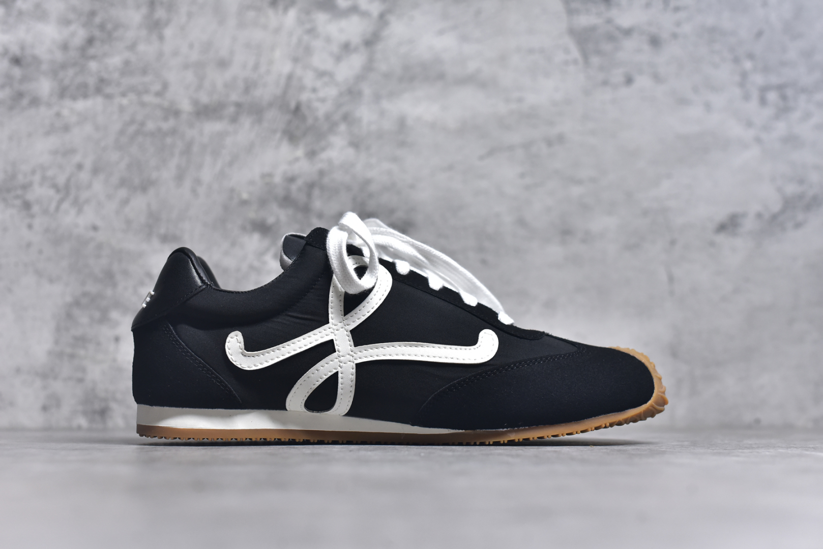图片[3]-#罗意威Loewe Ballet Runner 2.0 Sneakers 芭蕾舞2.0系列阿甘复古风德训薄底百搭休闲运动鞋 全手工拉帮工艺成型 采用反绒牛皮革拼接头层皮饰片鞋面材质 鞋身原装高密度防刮尼龙面料,极好柔软效果 双层乳胶缓震鞋垫 外部搭配轻量EVA缓震组合橡胶防滑片装外底 尺码：35-44-选品中心