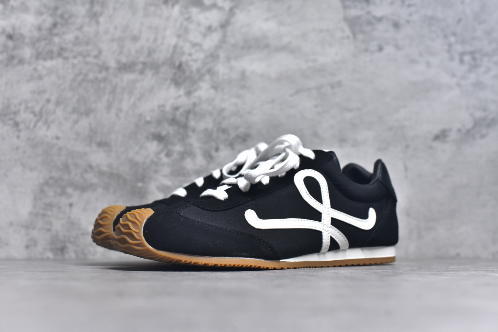 图片[2]-#罗意威Loewe Ballet Runner 2.0 Sneakers 芭蕾舞2.0系列阿甘复古风德训薄底百搭休闲运动鞋 全手工拉帮工艺成型 采用反绒牛皮革拼接头层皮饰片鞋面材质 鞋身原装高密度防刮尼龙面料,极好柔软效果 双层乳胶缓震鞋垫 外部搭配轻量EVA缓震组合橡胶防滑片装外底 尺码：35-44-选品中心