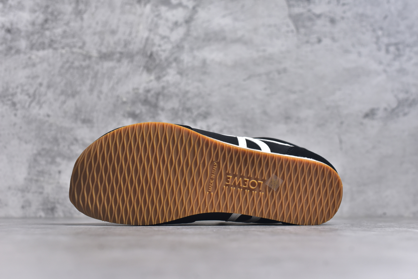 图片[6]-#罗意威Loewe Ballet Runner 2.0 Sneakers 芭蕾舞2.0系列阿甘复古风德训薄底百搭休闲运动鞋 全手工拉帮工艺成型 采用反绒牛皮革拼接头层皮饰片鞋面材质 鞋身原装高密度防刮尼龙面料,极好柔软效果 双层乳胶缓震鞋垫 外部搭配轻量EVA缓震组合橡胶防滑片装外底 尺码：35-44-选品中心
