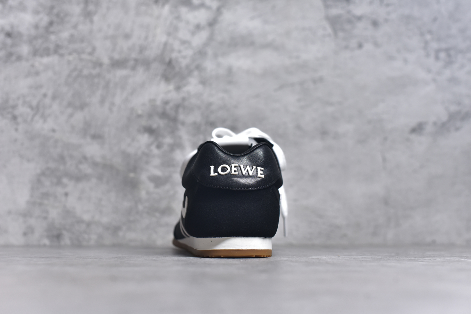 图片[5]-#罗意威Loewe Ballet Runner 2.0 Sneakers 芭蕾舞2.0系列阿甘复古风德训薄底百搭休闲运动鞋 全手工拉帮工艺成型 采用反绒牛皮革拼接头层皮饰片鞋面材质 鞋身原装高密度防刮尼龙面料,极好柔软效果 双层乳胶缓震鞋垫 外部搭配轻量EVA缓震组合橡胶防滑片装外底 尺码：35-44-选品中心