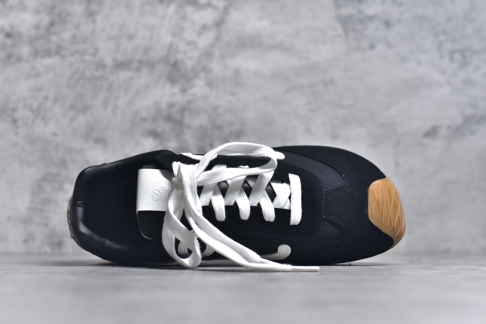 图片[4]-#罗意威Loewe Ballet Runner 2.0 Sneakers 芭蕾舞2.0系列阿甘复古风德训薄底百搭休闲运动鞋 全手工拉帮工艺成型 采用反绒牛皮革拼接头层皮饰片鞋面材质 鞋身原装高密度防刮尼龙面料,极好柔软效果 双层乳胶缓震鞋垫 外部搭配轻量EVA缓震组合橡胶防滑片装外底 尺码：35-44-选品中心