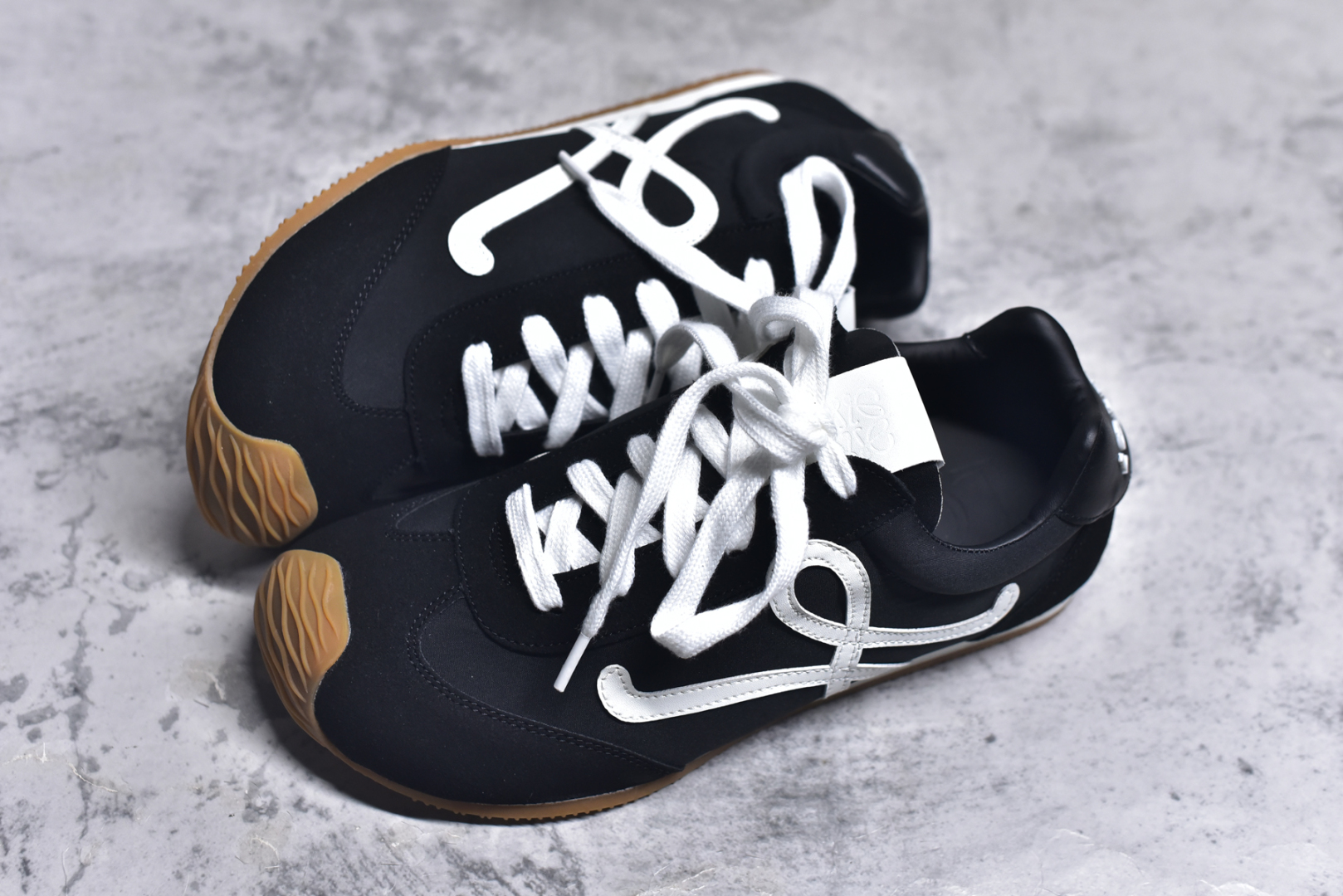 图片[7]-#罗意威Loewe Ballet Runner 2.0 Sneakers 芭蕾舞2.0系列阿甘复古风德训薄底百搭休闲运动鞋 全手工拉帮工艺成型 采用反绒牛皮革拼接头层皮饰片鞋面材质 鞋身原装高密度防刮尼龙面料,极好柔软效果 双层乳胶缓震鞋垫 外部搭配轻量EVA缓震组合橡胶防滑片装外底 尺码：35-44-选品中心