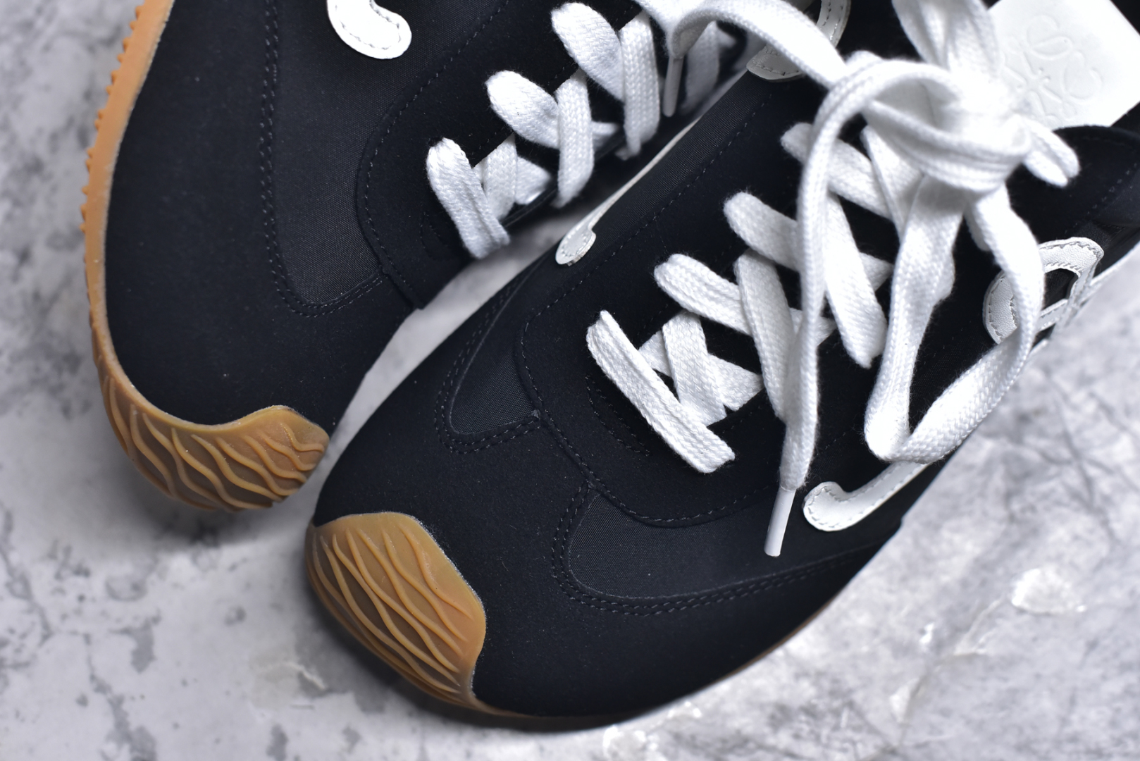 图片[8]-#罗意威Loewe Ballet Runner 2.0 Sneakers 芭蕾舞2.0系列阿甘复古风德训薄底百搭休闲运动鞋 全手工拉帮工艺成型 采用反绒牛皮革拼接头层皮饰片鞋面材质 鞋身原装高密度防刮尼龙面料,极好柔软效果 双层乳胶缓震鞋垫 外部搭配轻量EVA缓震组合橡胶防滑片装外底 尺码：35-44-选品中心