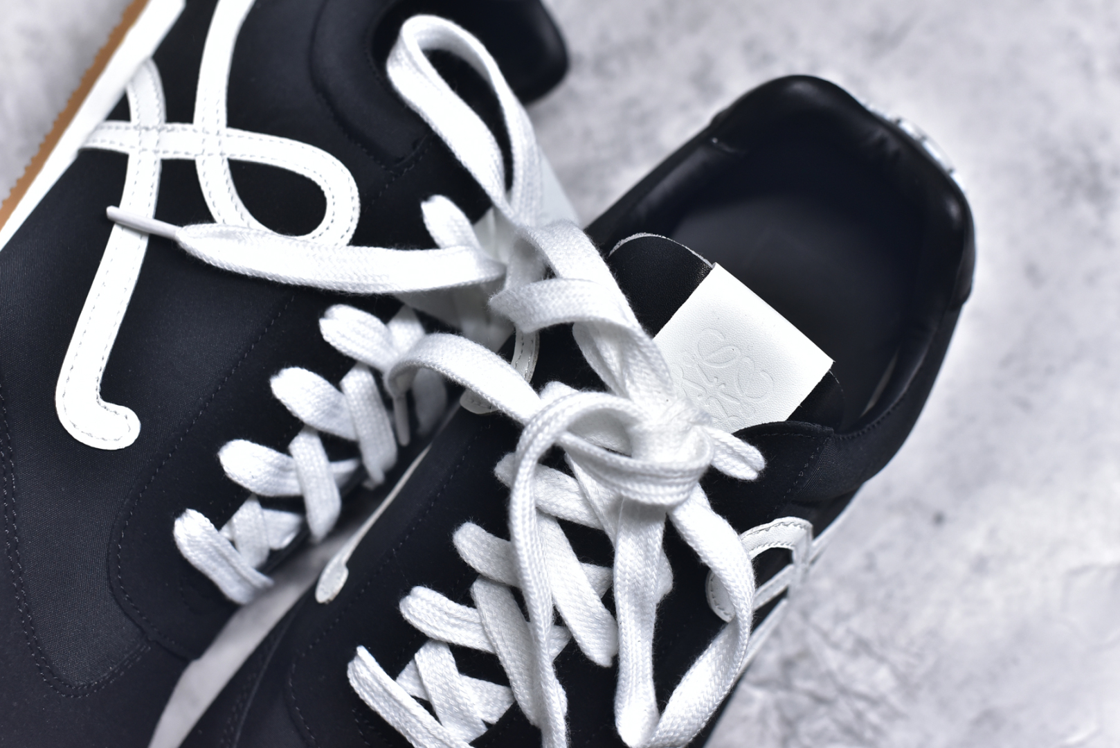 图片[9]-#罗意威Loewe Ballet Runner 2.0 Sneakers 芭蕾舞2.0系列阿甘复古风德训薄底百搭休闲运动鞋 全手工拉帮工艺成型 采用反绒牛皮革拼接头层皮饰片鞋面材质 鞋身原装高密度防刮尼龙面料,极好柔软效果 双层乳胶缓震鞋垫 外部搭配轻量EVA缓震组合橡胶防滑片装外底 尺码：35-44-选品中心