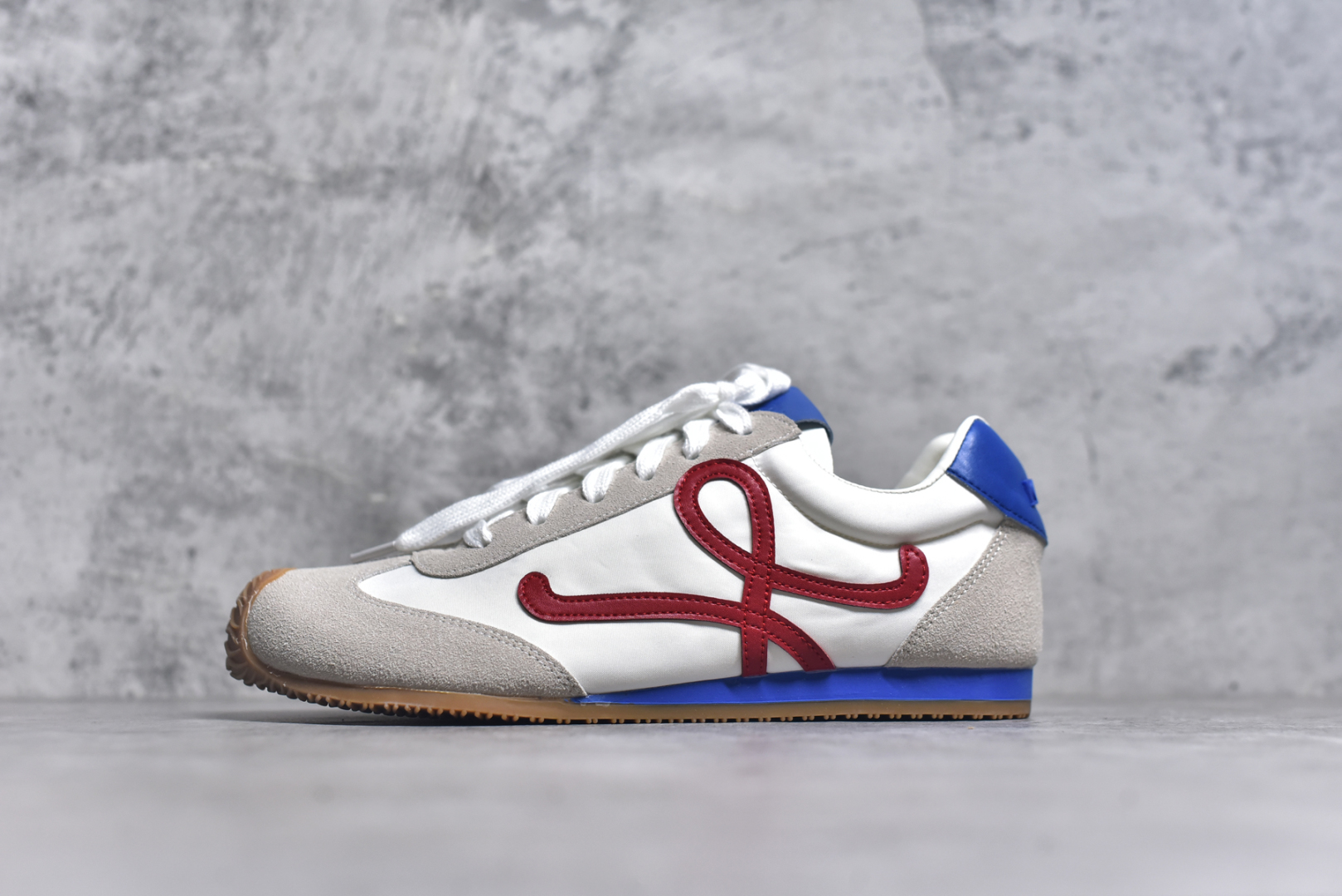 #罗意威Loewe Ballet Runner 2.0 Sneakers 芭蕾舞2.0系列阿甘复古风德训薄底百搭休闲运动鞋 全手工拉帮工艺成型 采用反绒牛皮革拼接头层皮饰片鞋面材质 鞋身原装高密度防刮尼龙面料,极好柔软效果 双层乳胶缓震鞋垫 外部搭配轻量EVA缓震组合橡胶防滑片装外底 尺码：35-44-选品中心