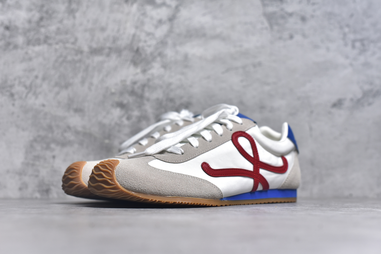 图片[2]-#罗意威Loewe Ballet Runner 2.0 Sneakers 芭蕾舞2.0系列阿甘复古风德训薄底百搭休闲运动鞋 全手工拉帮工艺成型 采用反绒牛皮革拼接头层皮饰片鞋面材质 鞋身原装高密度防刮尼龙面料,极好柔软效果 双层乳胶缓震鞋垫 外部搭配轻量EVA缓震组合橡胶防滑片装外底 尺码：35-44-选品中心