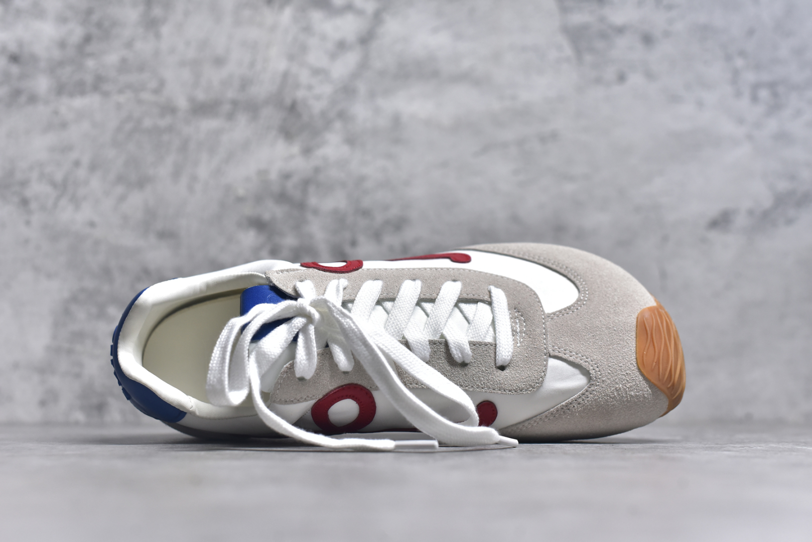 图片[4]-#罗意威Loewe Ballet Runner 2.0 Sneakers 芭蕾舞2.0系列阿甘复古风德训薄底百搭休闲运动鞋 全手工拉帮工艺成型 采用反绒牛皮革拼接头层皮饰片鞋面材质 鞋身原装高密度防刮尼龙面料,极好柔软效果 双层乳胶缓震鞋垫 外部搭配轻量EVA缓震组合橡胶防滑片装外底 尺码：35-44-选品中心