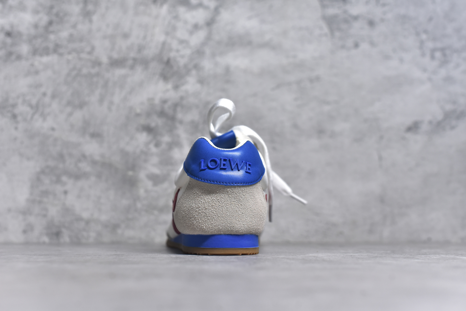 图片[5]-#罗意威Loewe Ballet Runner 2.0 Sneakers 芭蕾舞2.0系列阿甘复古风德训薄底百搭休闲运动鞋 全手工拉帮工艺成型 采用反绒牛皮革拼接头层皮饰片鞋面材质 鞋身原装高密度防刮尼龙面料,极好柔软效果 双层乳胶缓震鞋垫 外部搭配轻量EVA缓震组合橡胶防滑片装外底 尺码：35-44-选品中心