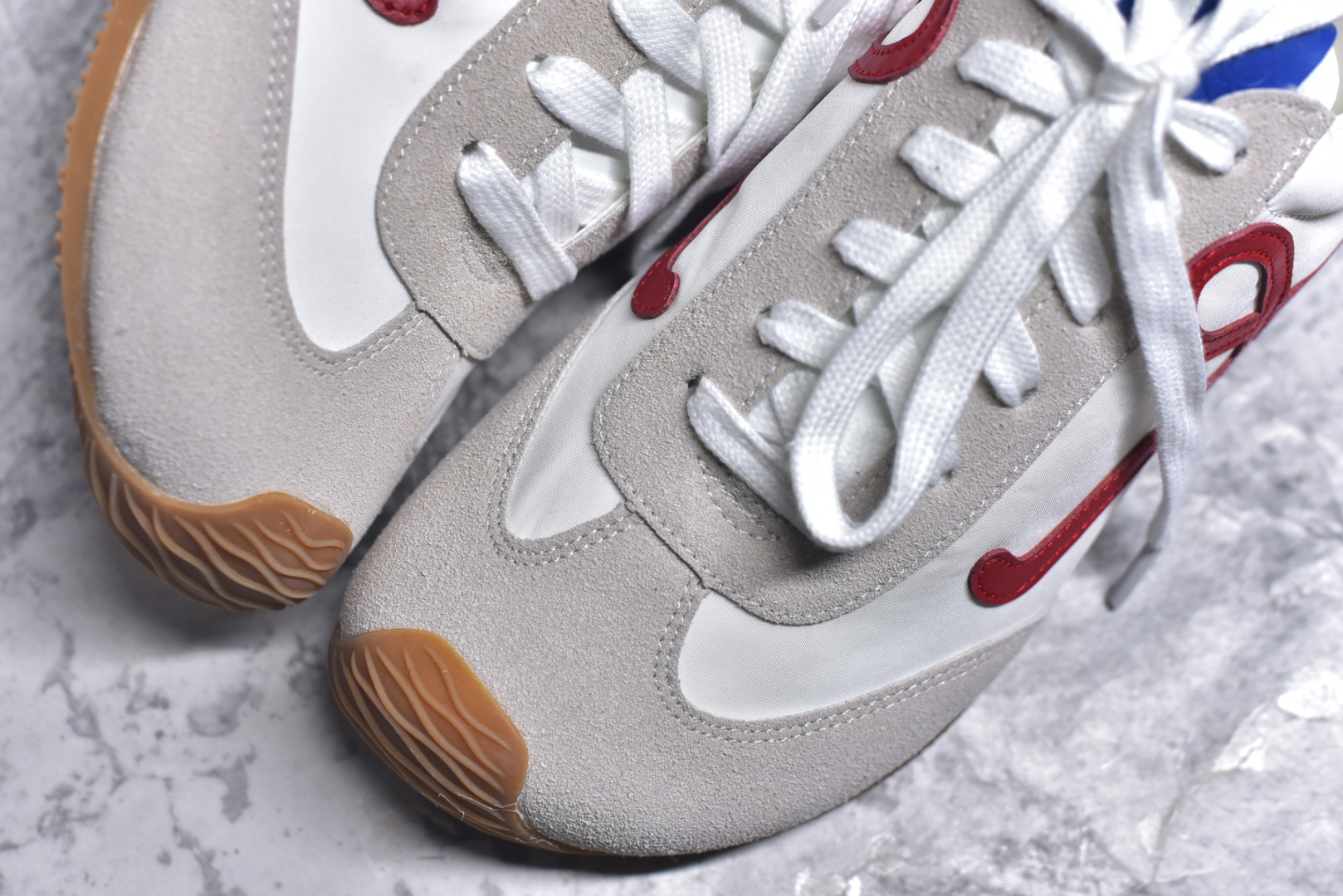 图片[8]-#罗意威Loewe Ballet Runner 2.0 Sneakers 芭蕾舞2.0系列阿甘复古风德训薄底百搭休闲运动鞋 全手工拉帮工艺成型 采用反绒牛皮革拼接头层皮饰片鞋面材质 鞋身原装高密度防刮尼龙面料,极好柔软效果 双层乳胶缓震鞋垫 外部搭配轻量EVA缓震组合橡胶防滑片装外底 尺码：35-44-选品中心