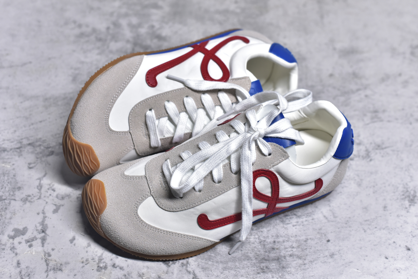 图片[7]-#罗意威Loewe Ballet Runner 2.0 Sneakers 芭蕾舞2.0系列阿甘复古风德训薄底百搭休闲运动鞋 全手工拉帮工艺成型 采用反绒牛皮革拼接头层皮饰片鞋面材质 鞋身原装高密度防刮尼龙面料,极好柔软效果 双层乳胶缓震鞋垫 外部搭配轻量EVA缓震组合橡胶防滑片装外底 尺码：35-44-选品中心