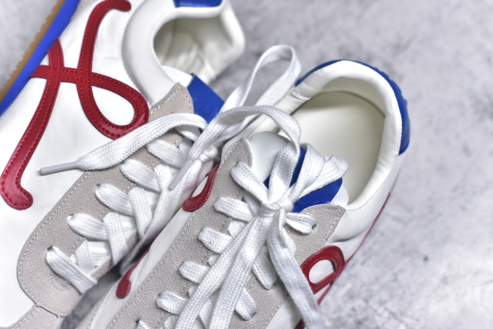 图片[9]-#罗意威Loewe Ballet Runner 2.0 Sneakers 芭蕾舞2.0系列阿甘复古风德训薄底百搭休闲运动鞋 全手工拉帮工艺成型 采用反绒牛皮革拼接头层皮饰片鞋面材质 鞋身原装高密度防刮尼龙面料,极好柔软效果 双层乳胶缓震鞋垫 外部搭配轻量EVA缓震组合橡胶防滑片装外底 尺码：35-44-选品中心