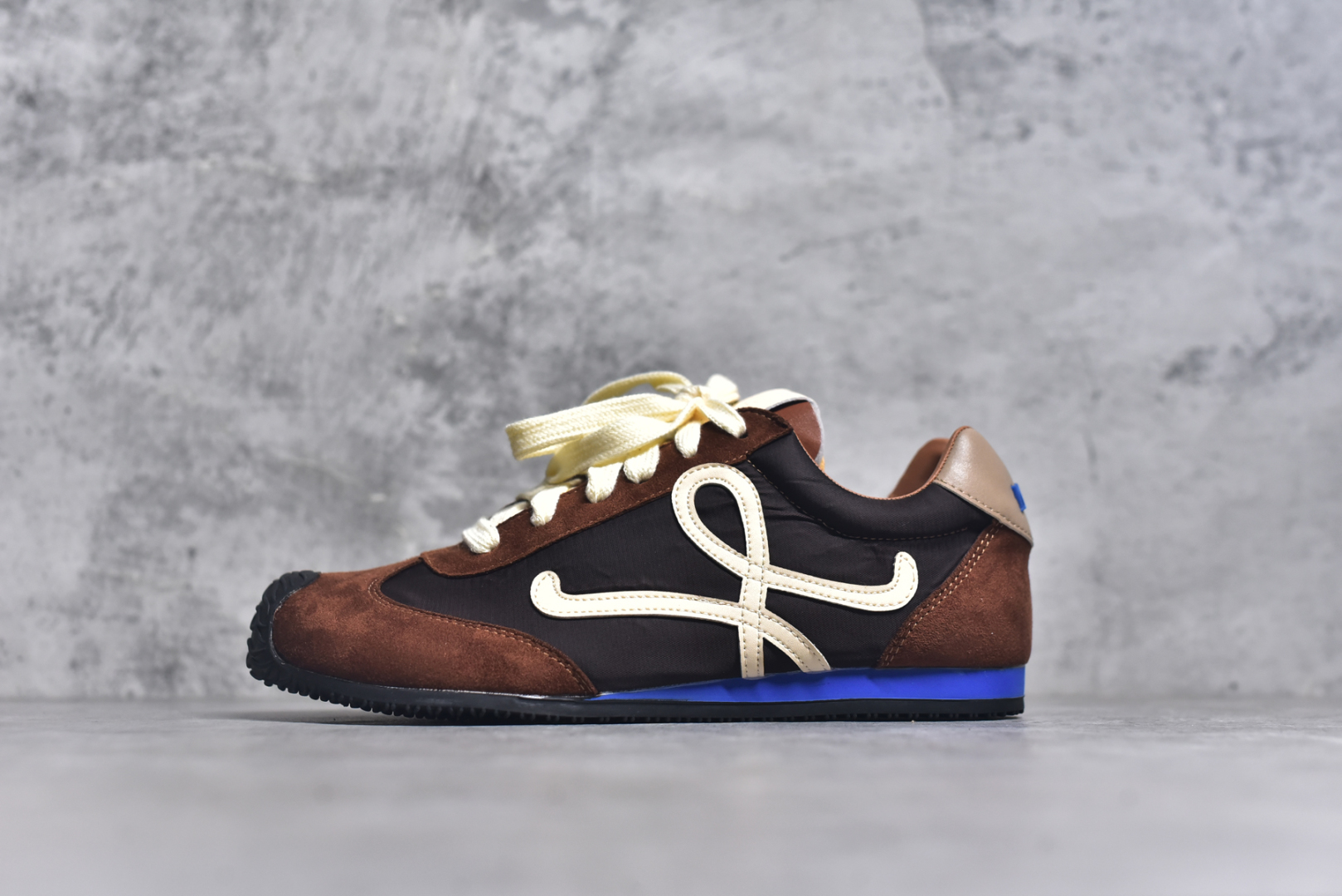 #罗意威Loewe Ballet Runner 2.0 Sneakers 芭蕾舞2.0系列阿甘复古风德训薄底百搭休闲运动鞋 全手工拉帮工艺成型 采用反绒牛皮革拼接头层皮饰片鞋面材质 鞋身原装高密度防刮尼龙面料,极好柔软效果 双层乳胶缓震鞋垫 外部搭配轻量EVA缓震组合橡胶防滑片装外底 尺码：35-40-选品中心